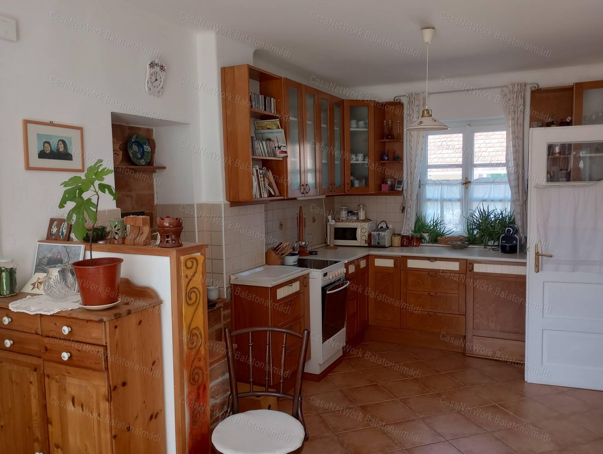 Eladó balatonkenesei ház 1920 m2 telekkel. Két ingatlan egy áráért