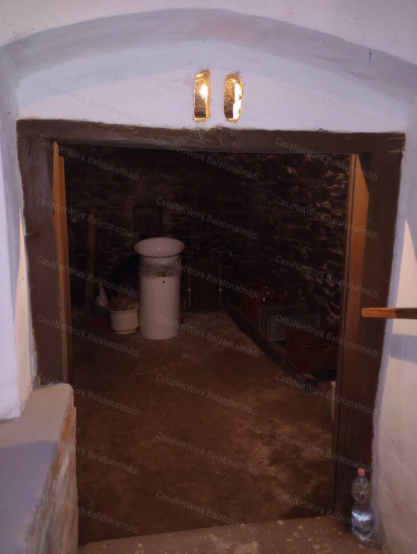 Eladó balatonkenesei ház 1920 m2 telekkel. Két ingatlan egy áráért