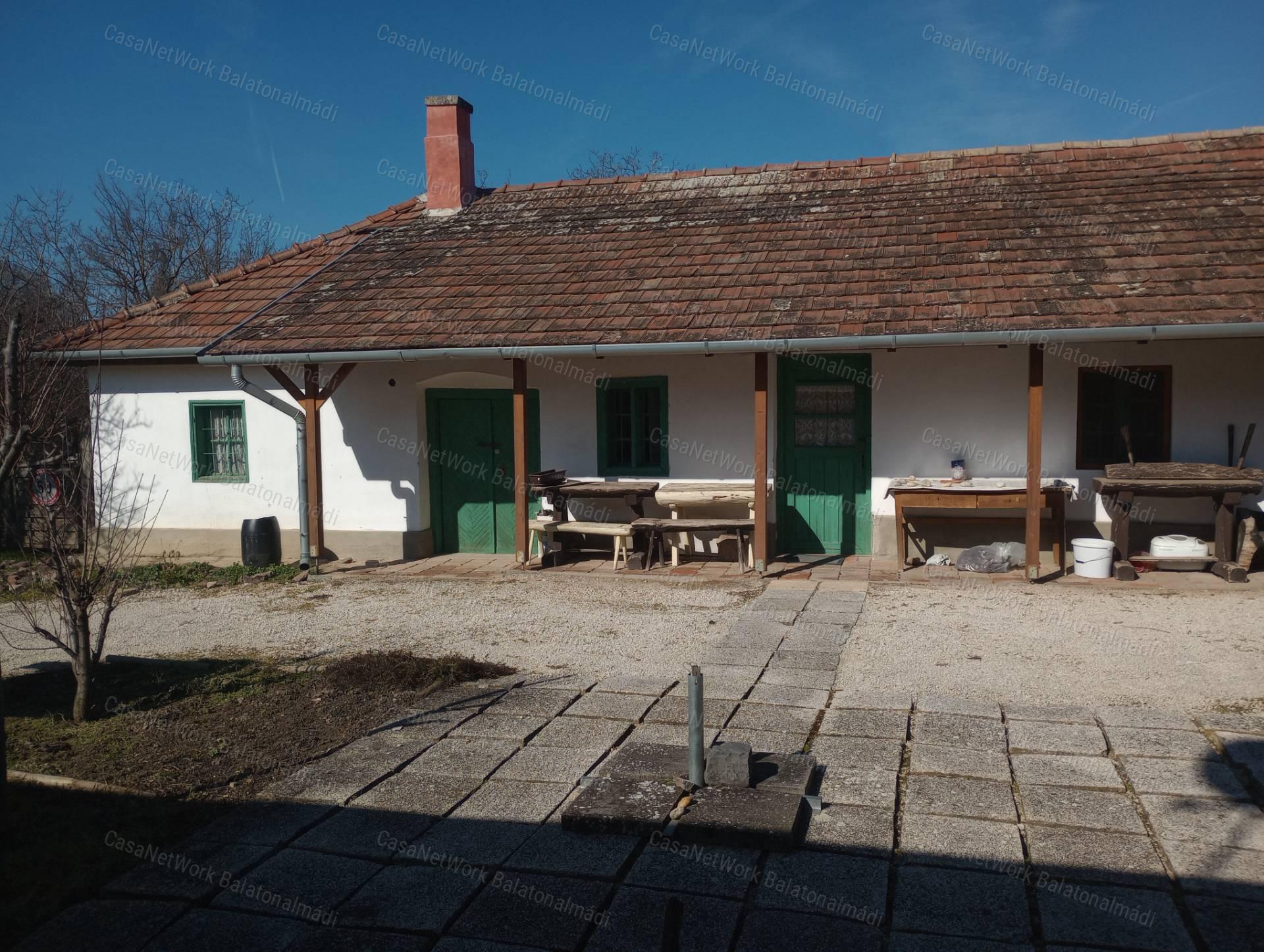 Eladó balatonkenesei ház 1920 m2 telekkel. Két ingatlan egy áráért