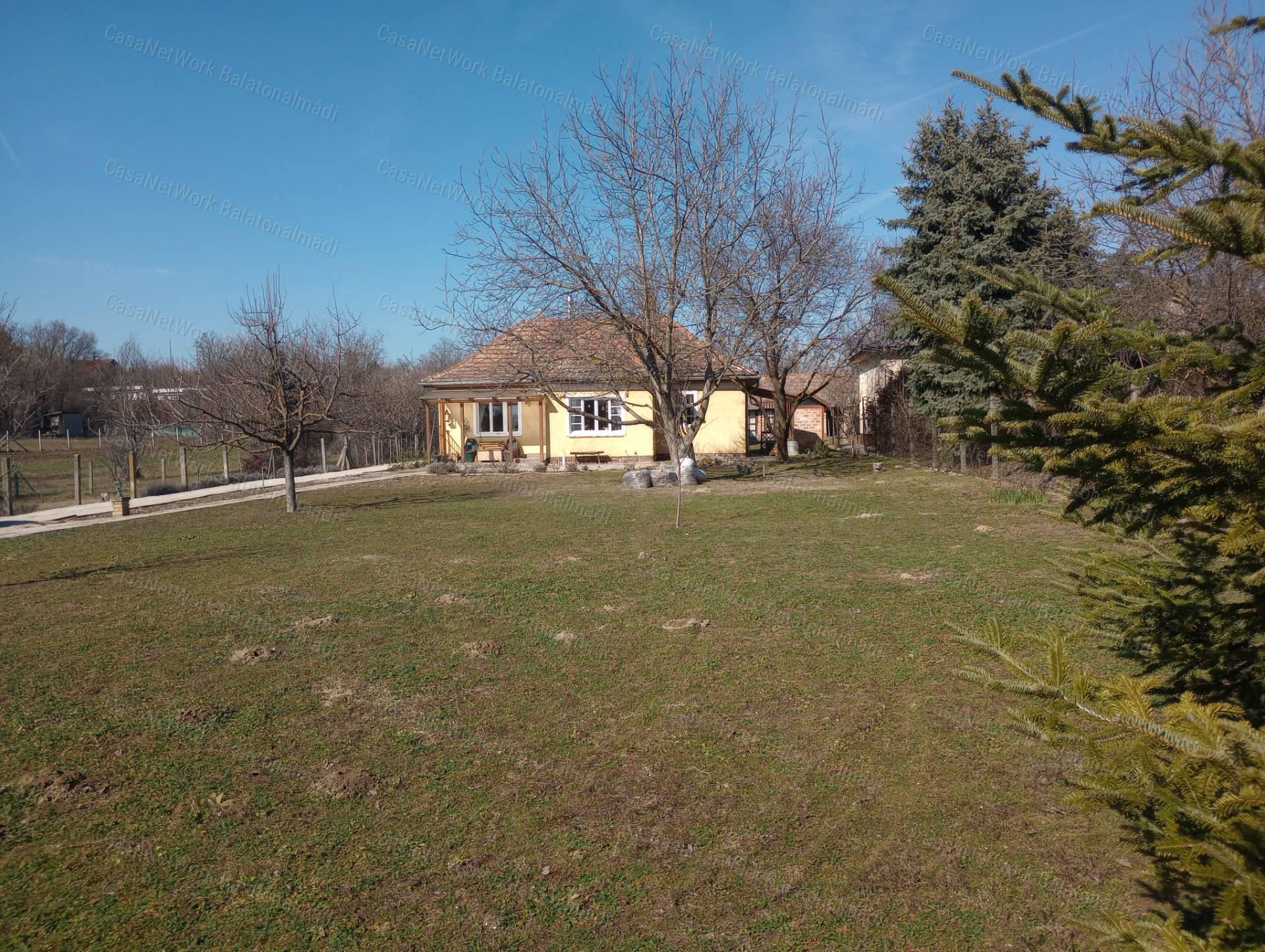 Eladó balatonkenesei ház 1920 m2 telekkel. Két ingatlan egy áráért