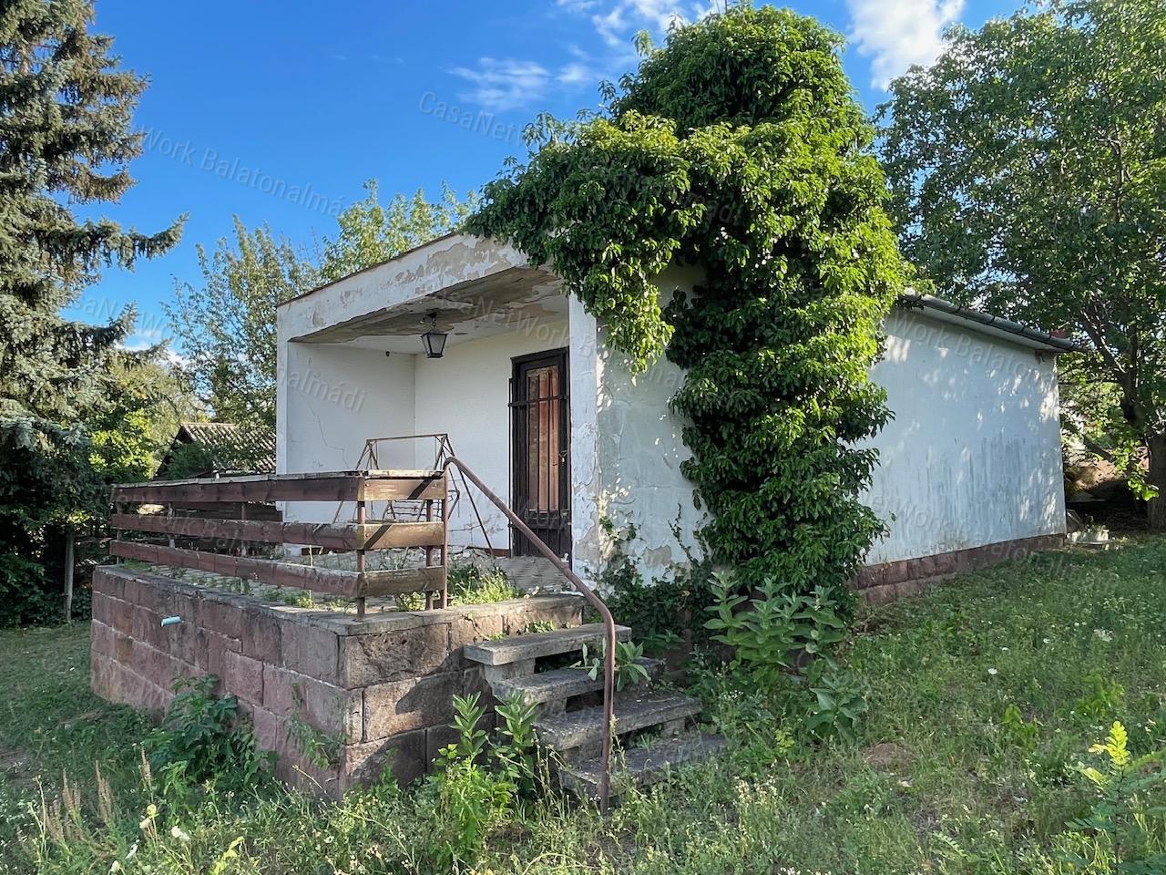 Balatonalmádiban felújítandó lakóház eladó
