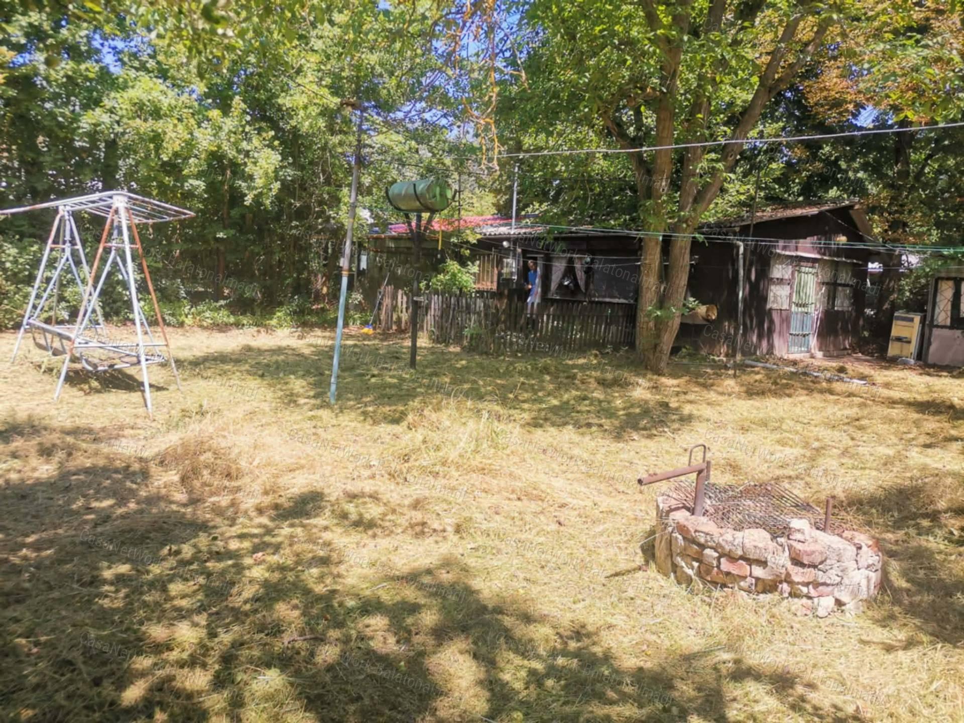 Balatonkenesei belterületi telek faházas nyaralóval, közművekkel eladó