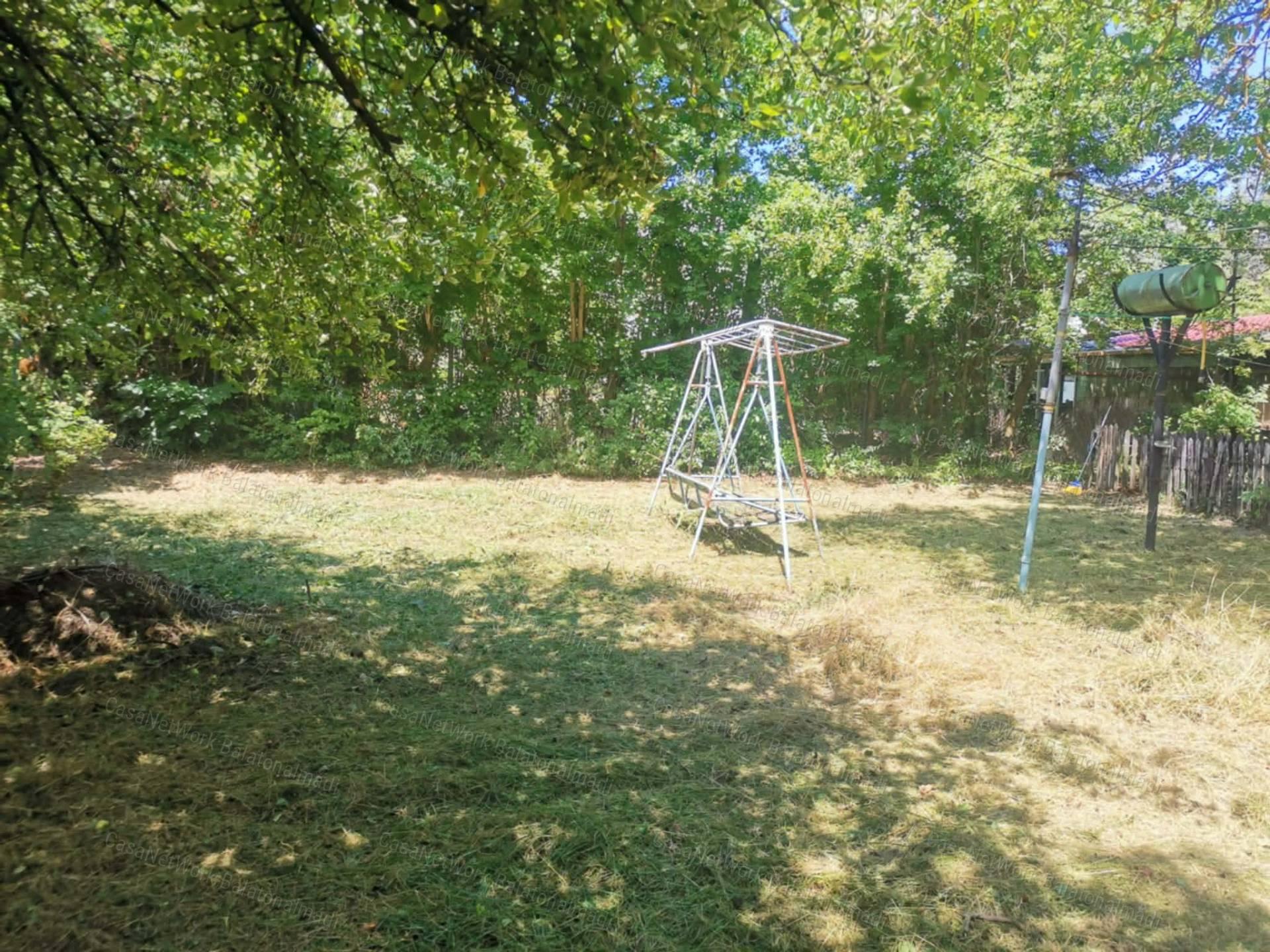 Balatonkenesei belterületi telek faházas nyaralóval, közművekkel eladó