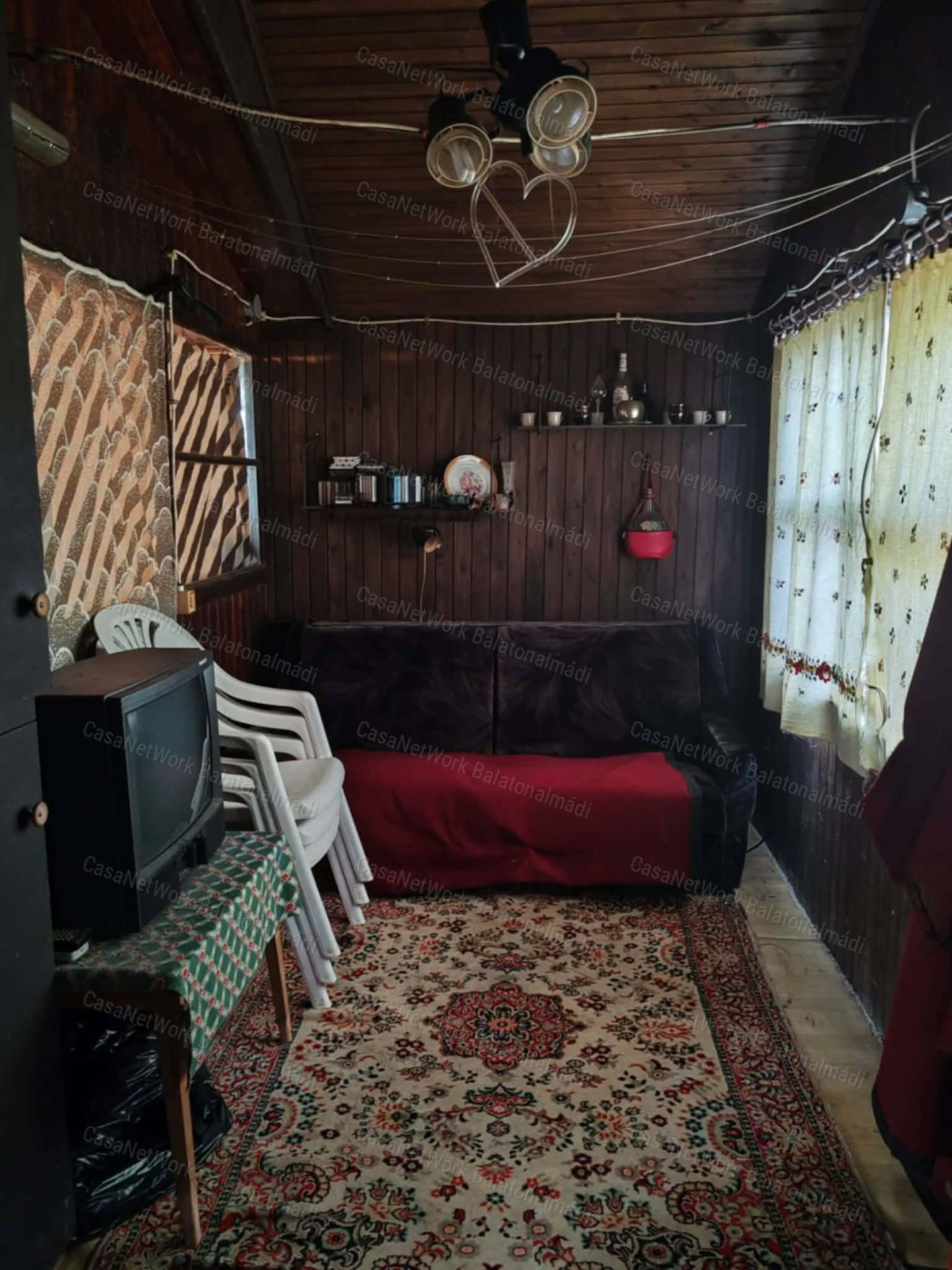 Balatonkenesei belterületi telek faházas nyaralóval, közművekkel eladó