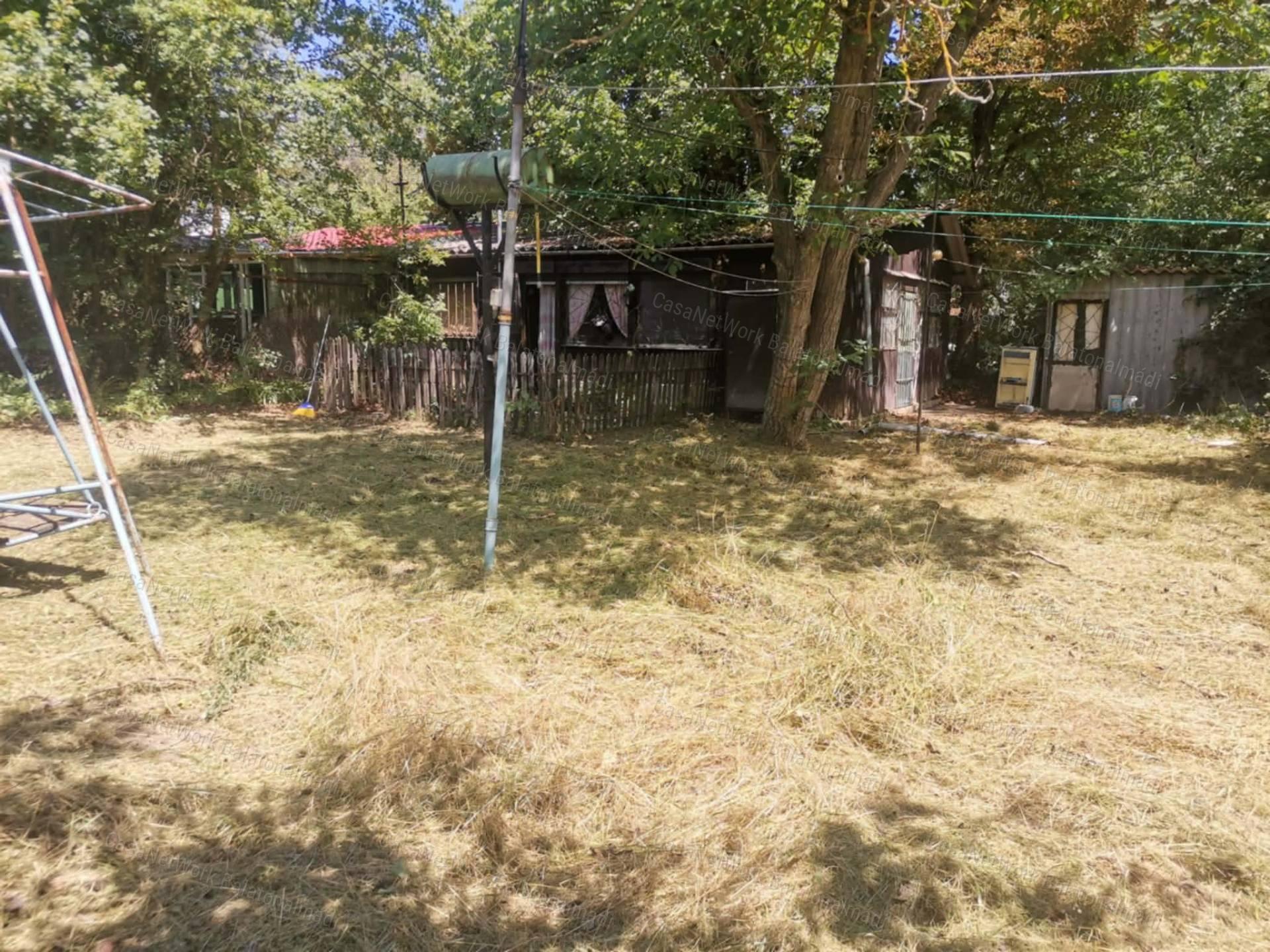 Balatonkenesei belterületi telek faházas nyaralóval, közművekkel eladó