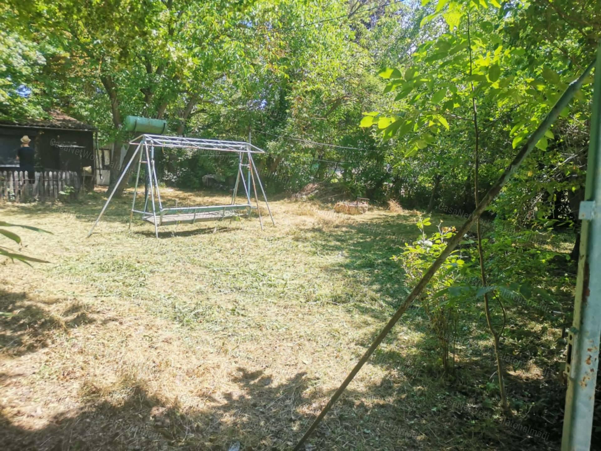 Balatonkenesei belterületi telek faházas nyaralóval, közművekkel eladó