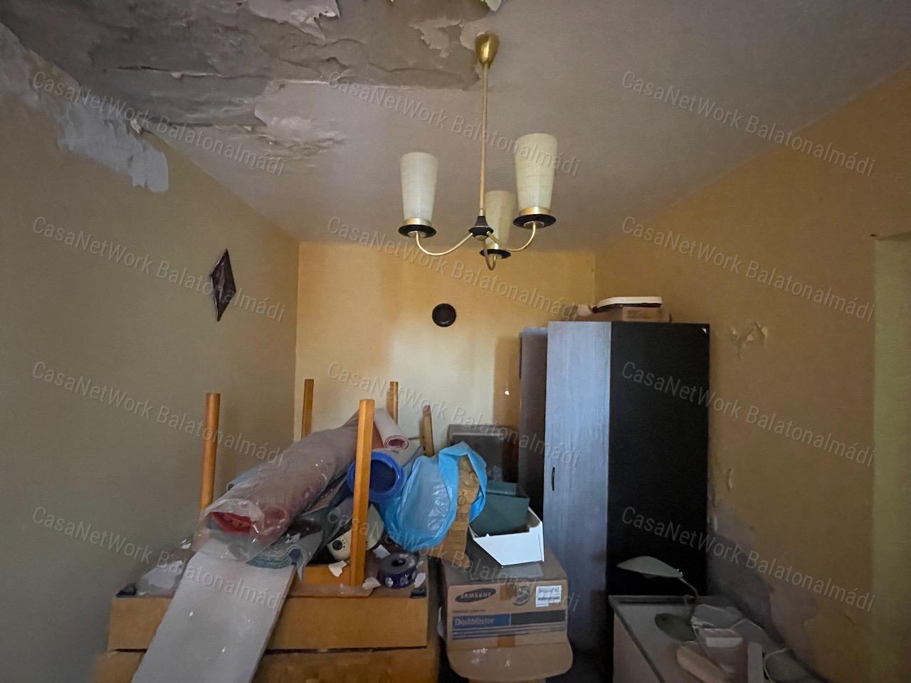 Balatonalmádiban felújítandó nyaraló eladó