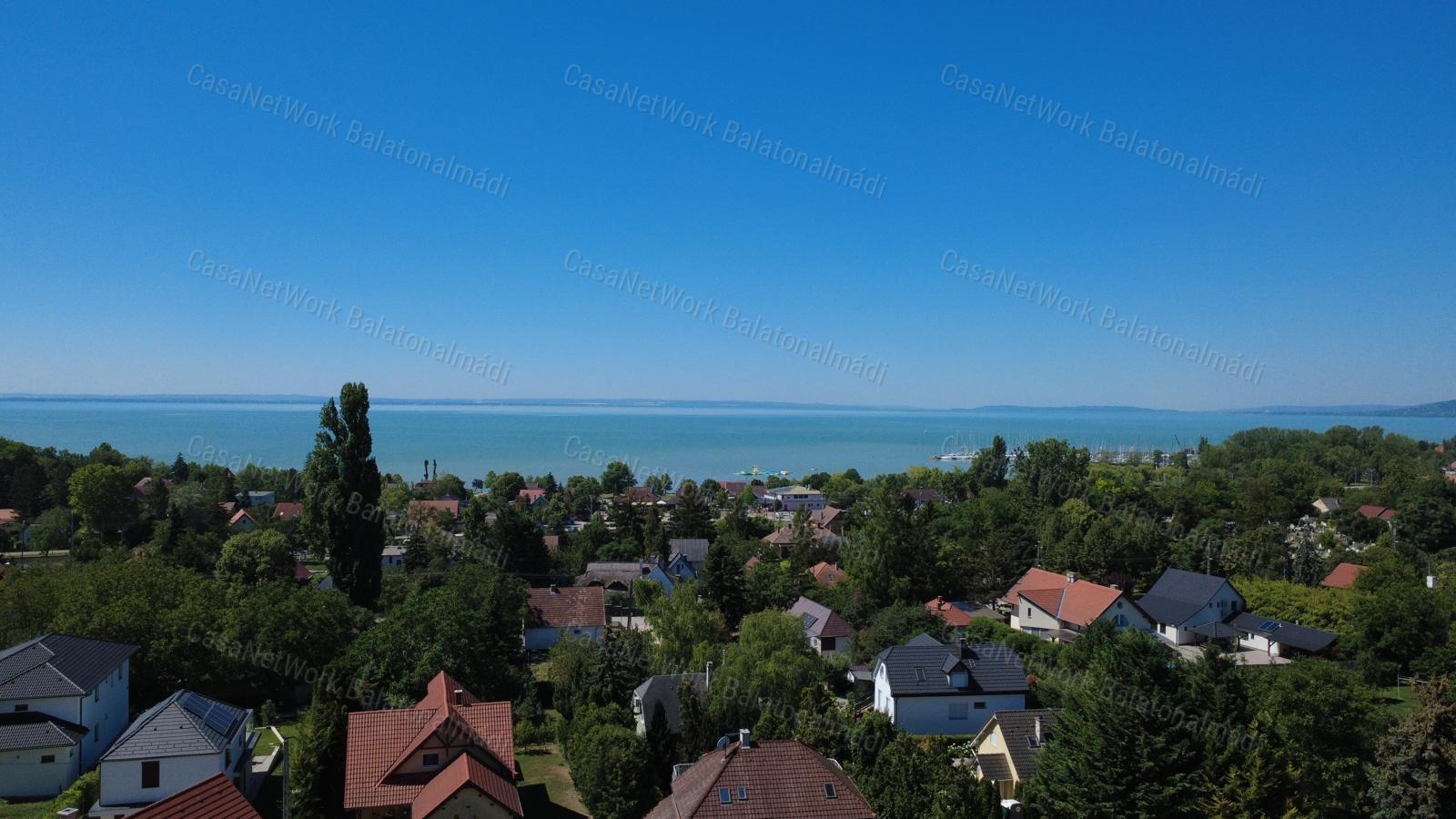 Balatonkenesén belterületi panorámás építési telek összközművel eladó