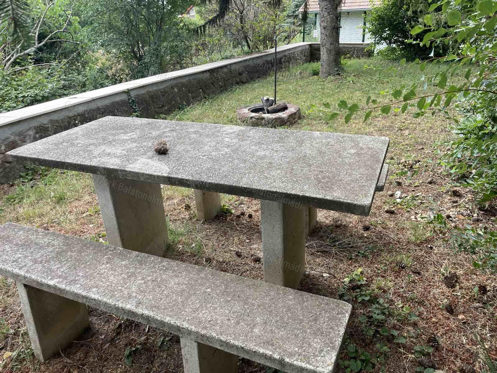Strandközeli üdülőapartman eladó Alsóörsön
