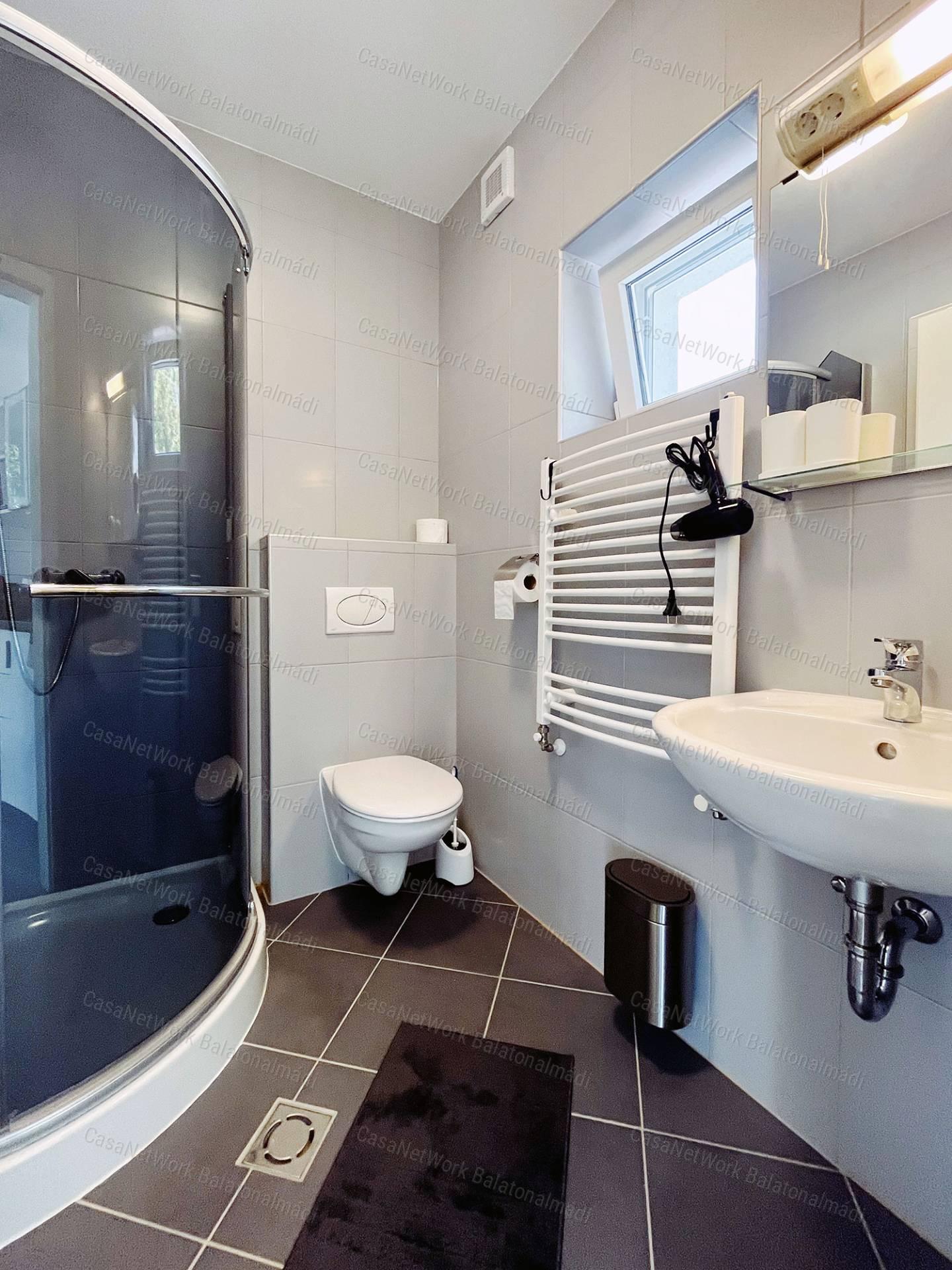 Felújított, partközeli apartmanház eladó Balatonalmádiban