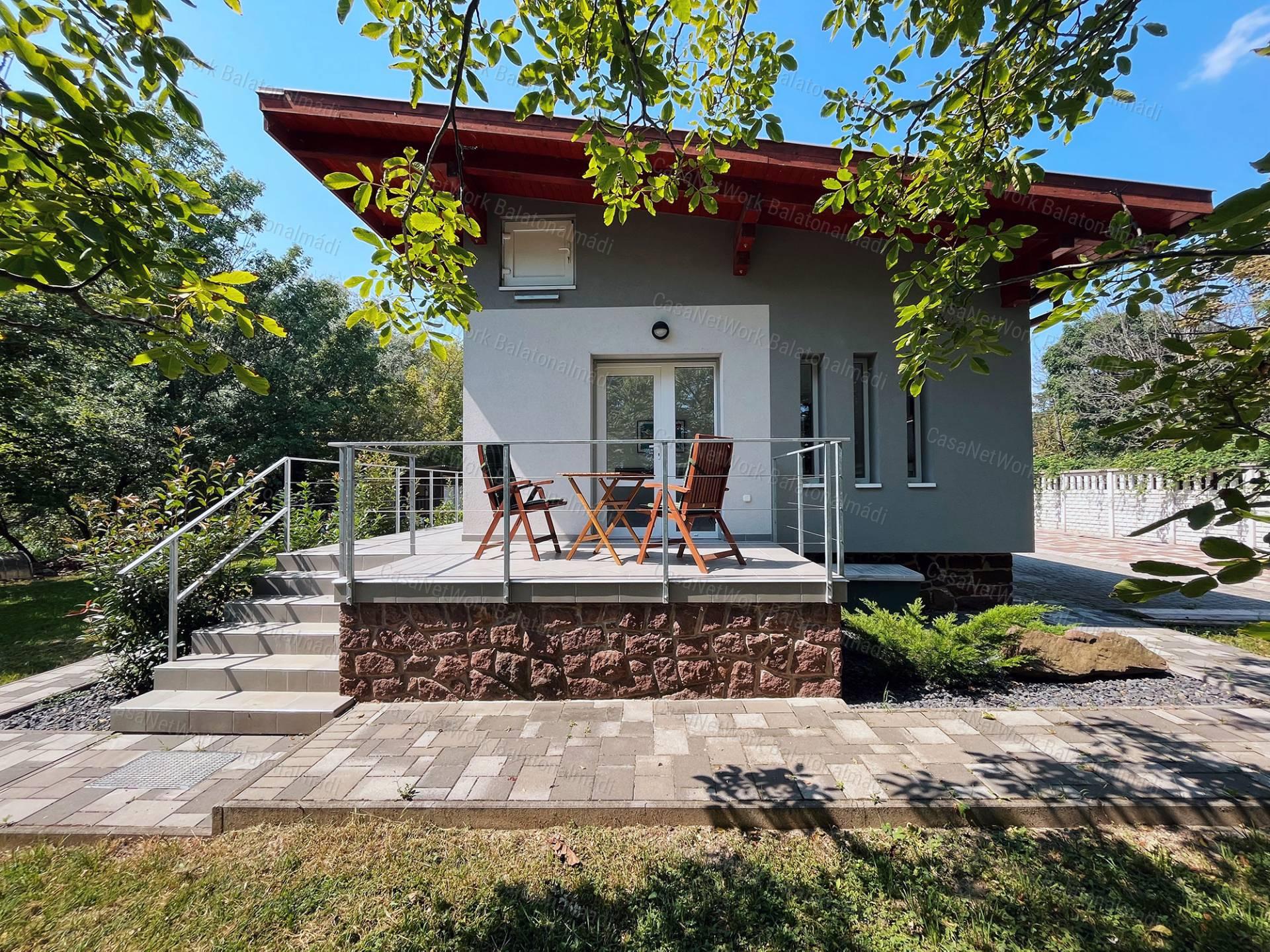 Felújított, partközeli apartmanház eladó Balatonalmádiban