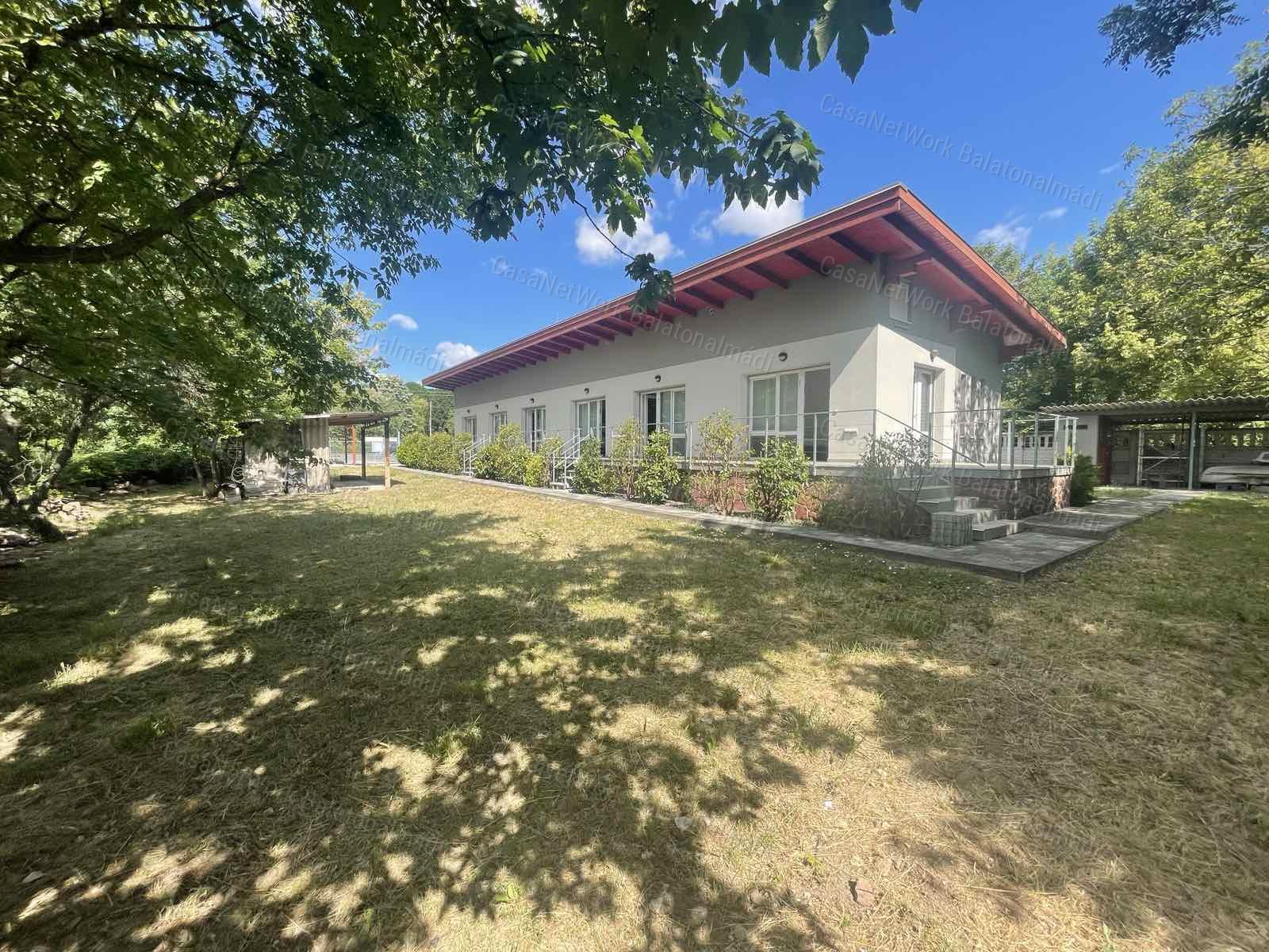 Felújított, partközeli apartmanház eladó Balatonalmádiban