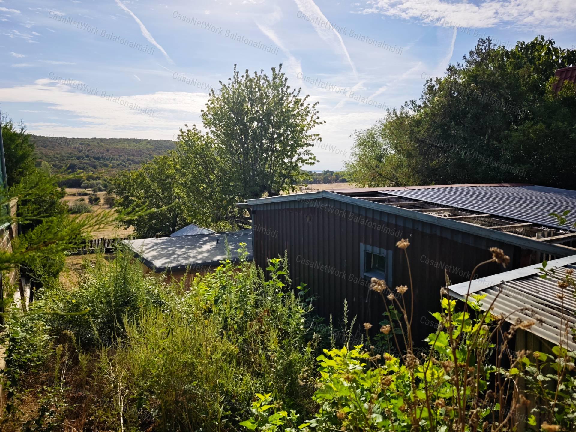 Tájpanorámás zártkert gazdasági épületekkel eladó Felsőörsön