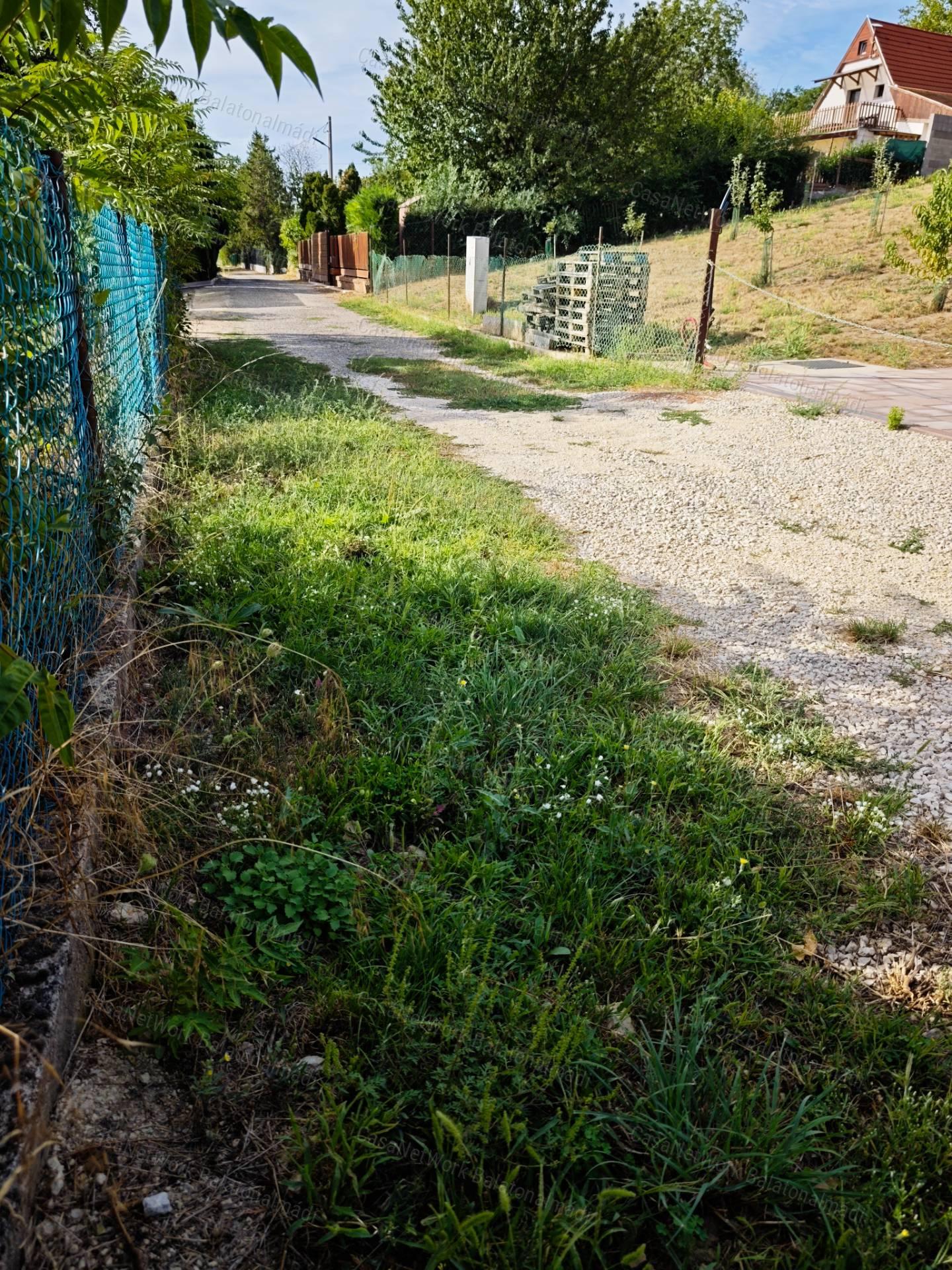 Tájpanorámás zártkert gazdasági épületekkel eladó Felsőörsön