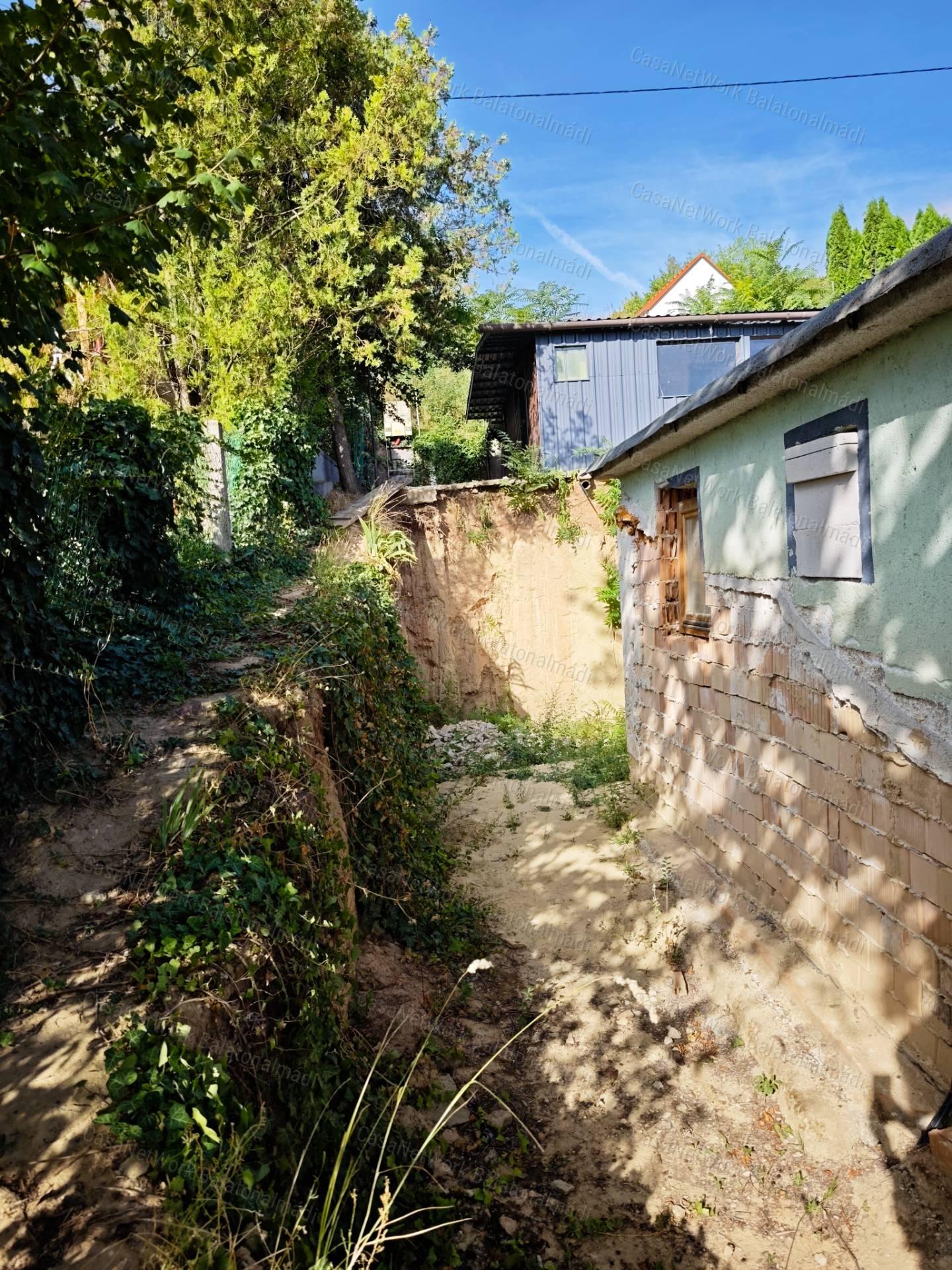 Tájpanorámás zártkert gazdasági épületekkel eladó Felsőörsön