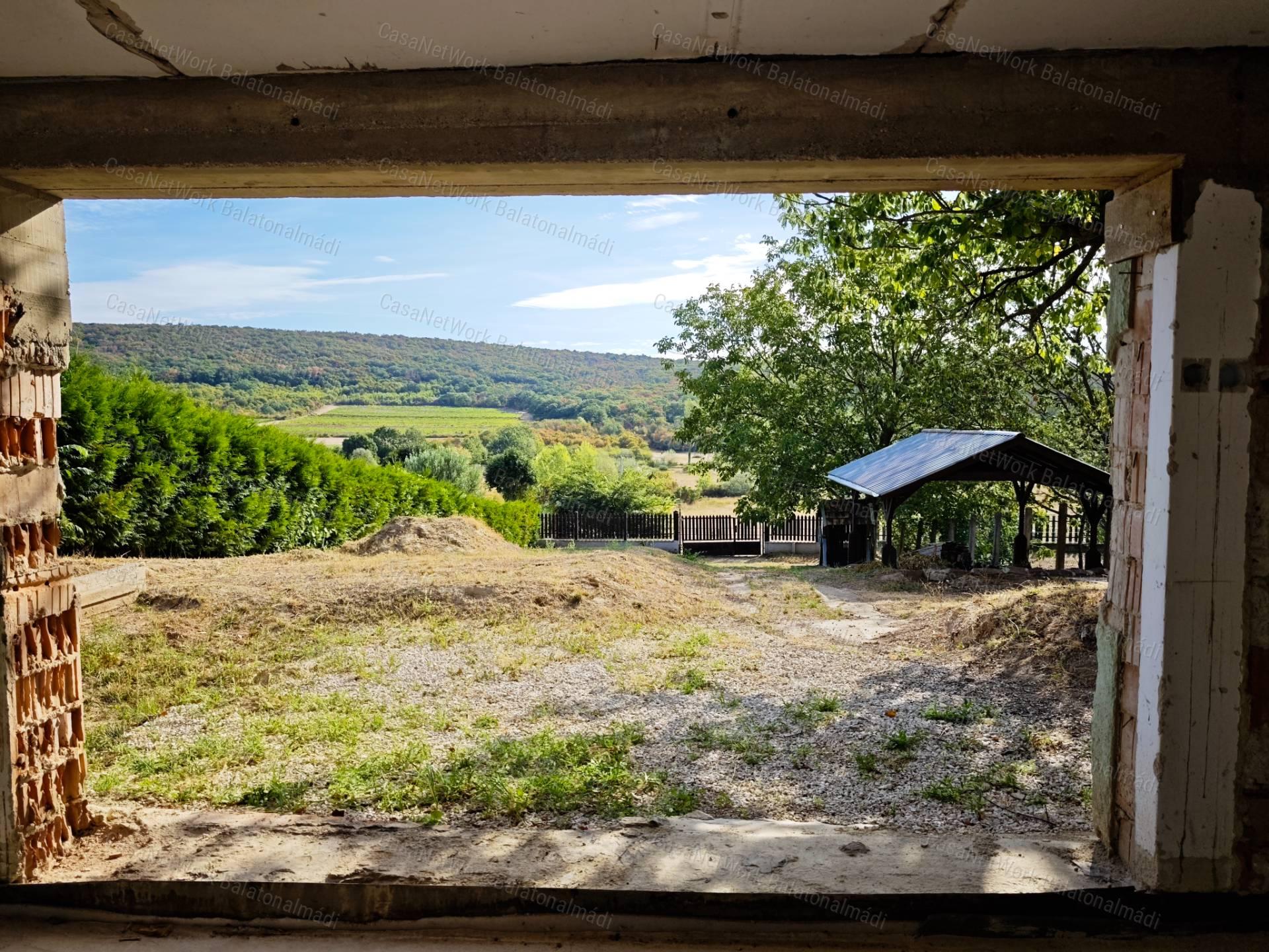 Tájpanorámás zártkert gazdasági épületekkel eladó Felsőörsön