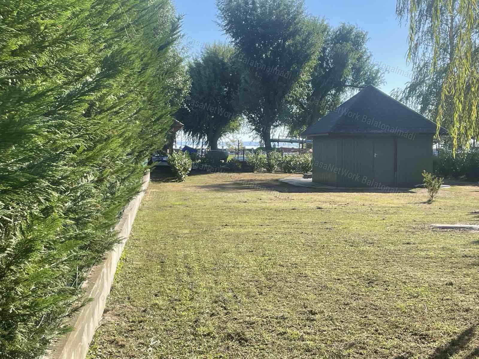 Partközeli panorámás ház eladó Balatonkenesén