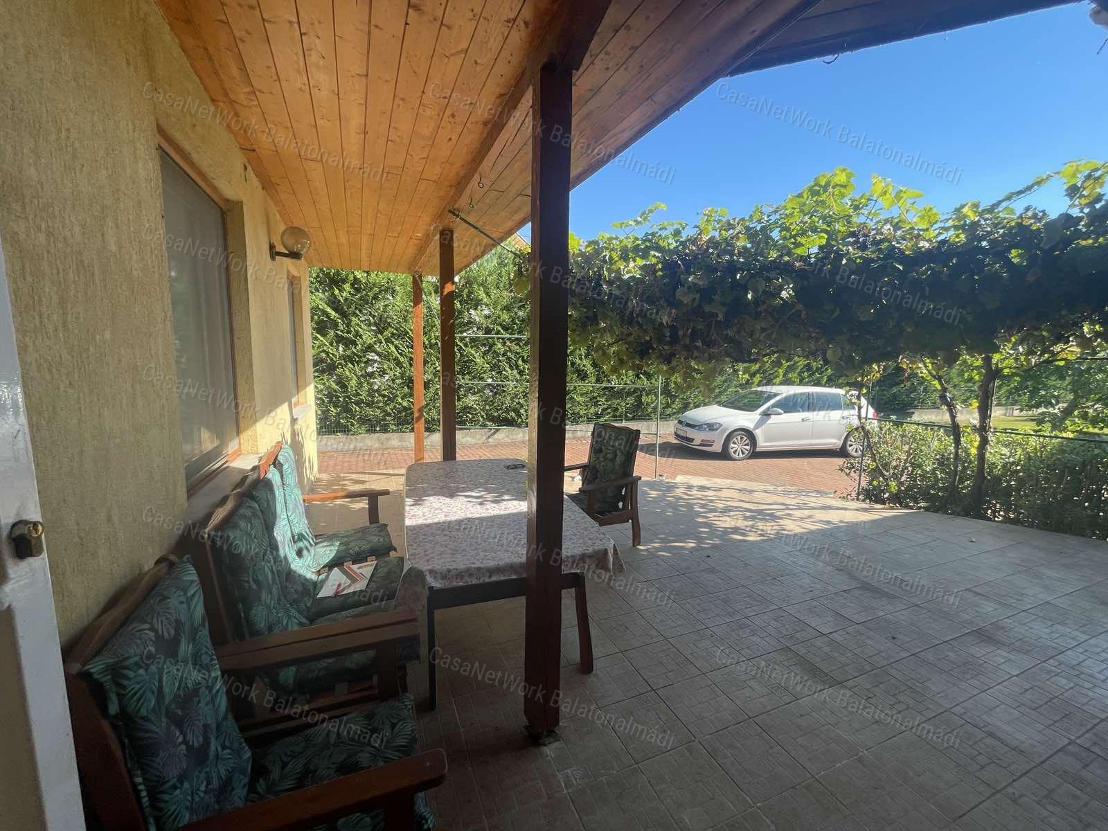 Partközeli panorámás ház eladó Balatonkenesén