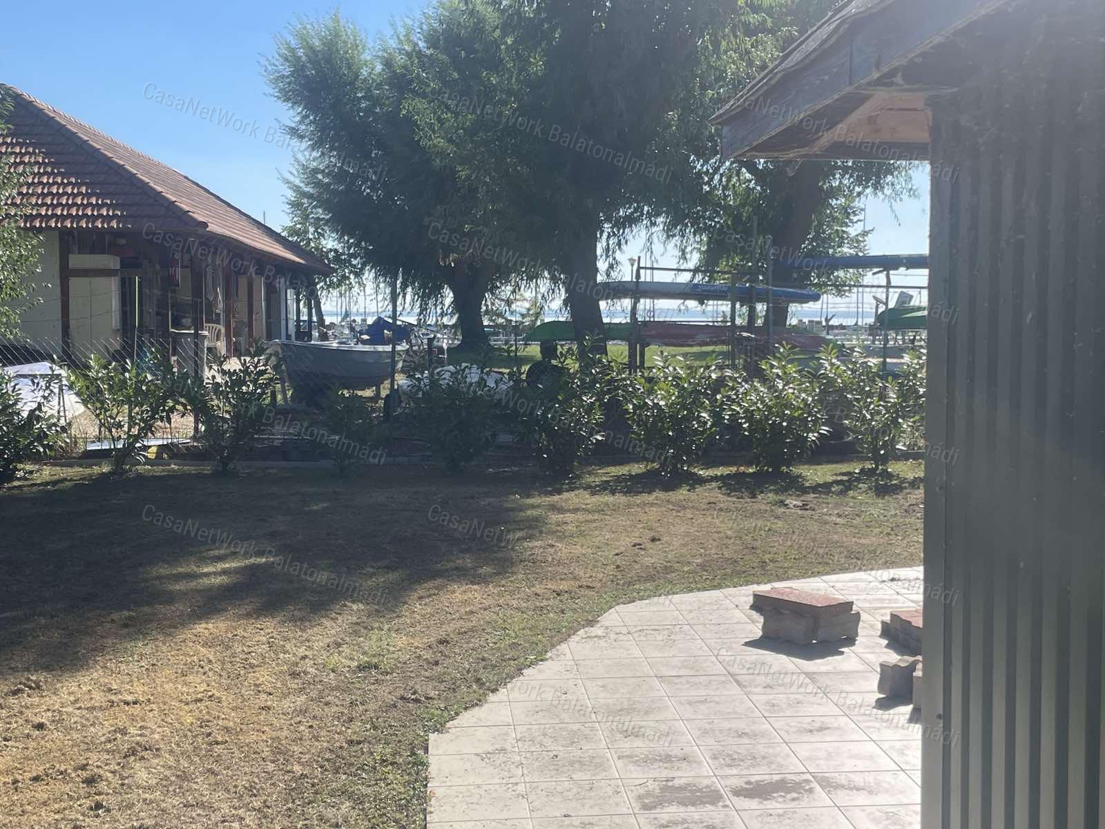 Partközeli panorámás ház eladó Balatonkenesén