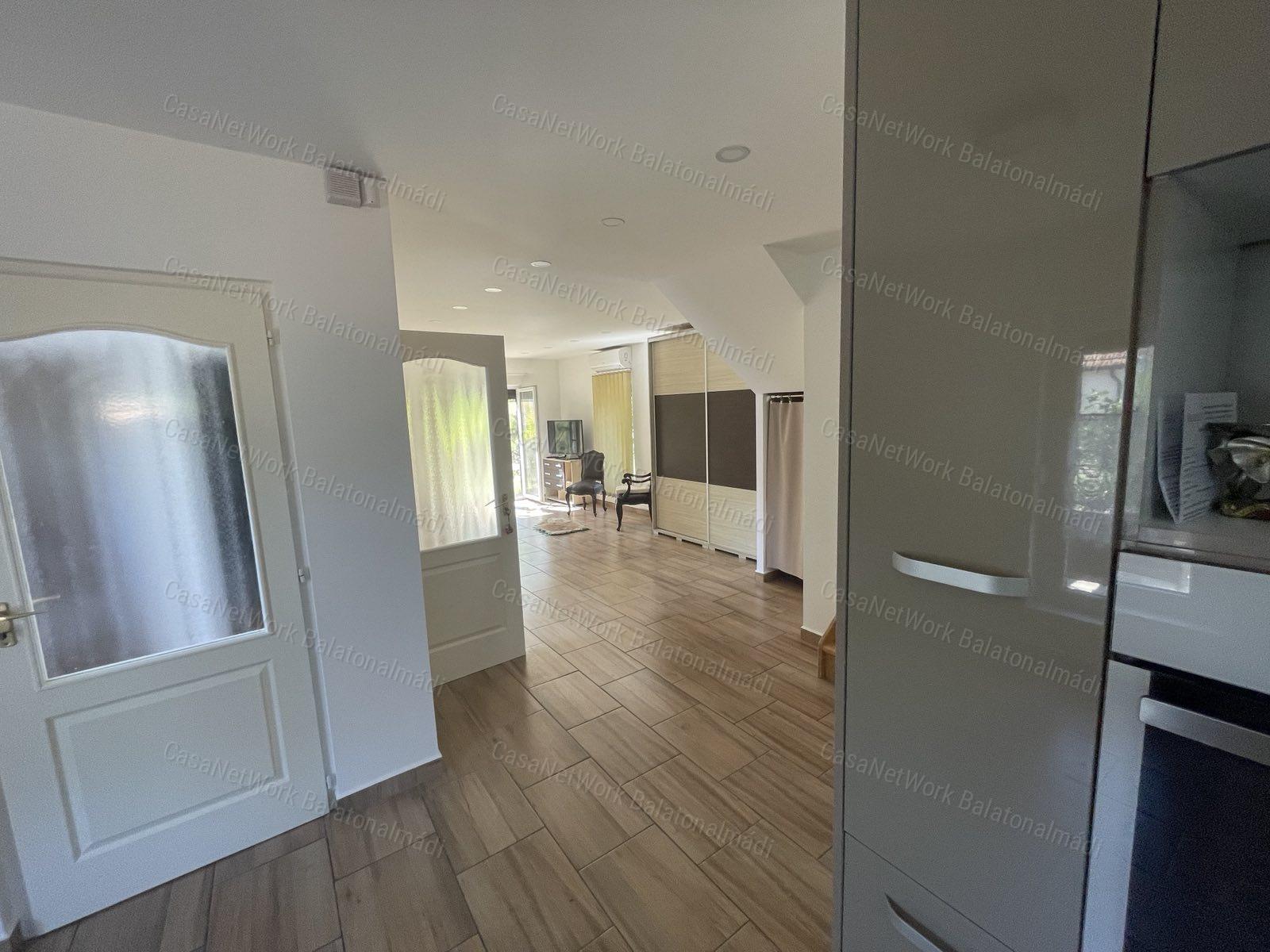 144 m²-es ikerház 600 méterre a szabadstrandtól