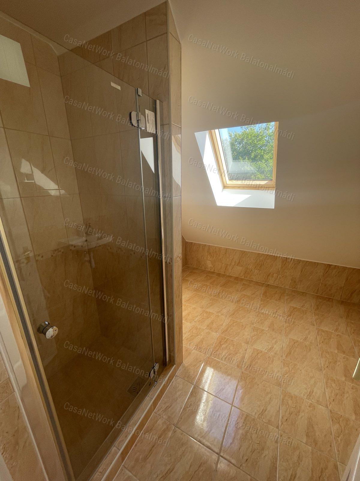 144 m²-es ikerház 600 méterre a szabadstrandtól