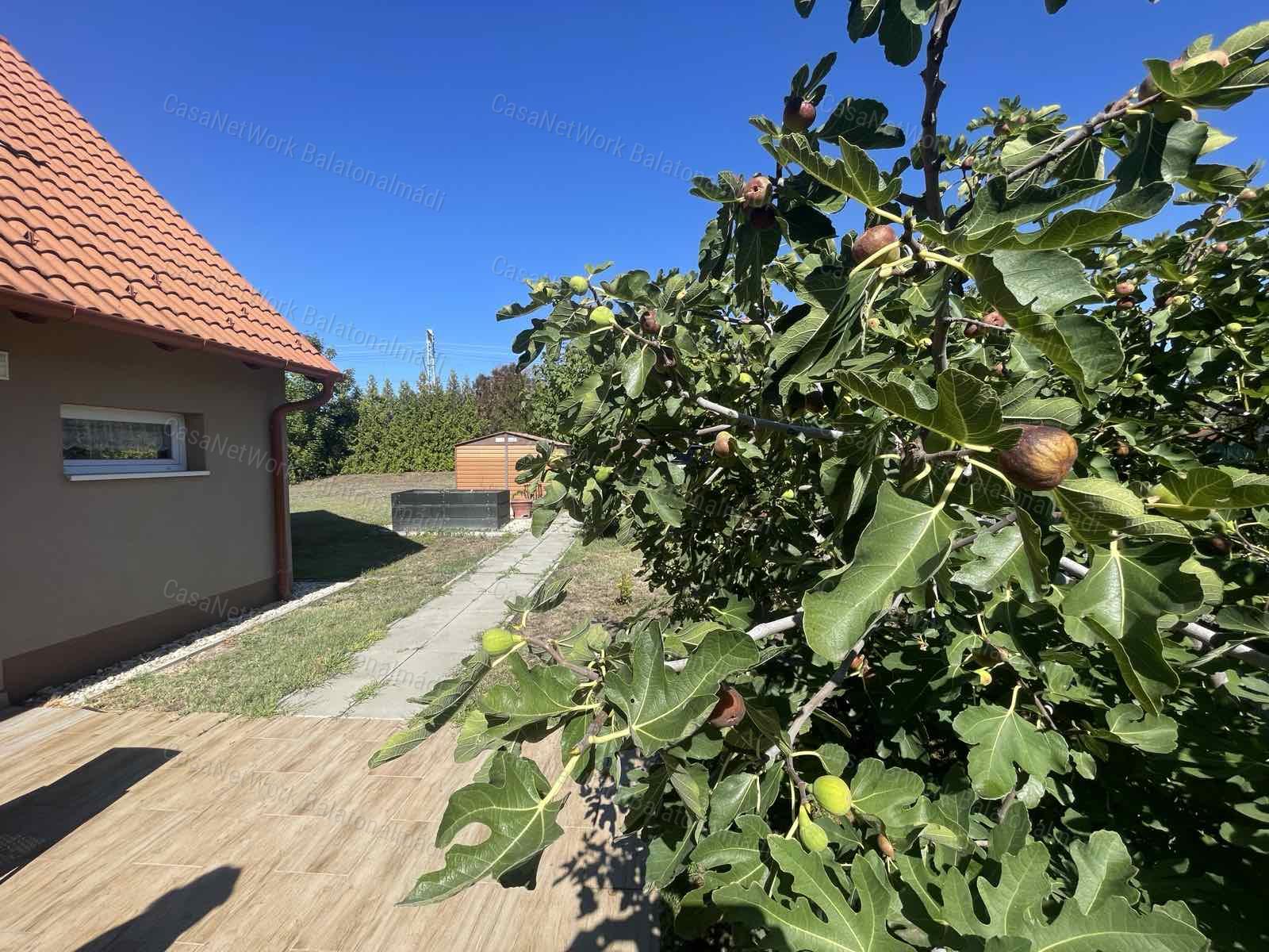 144 m²-es ikerház 600 méterre a szabadstrandtól