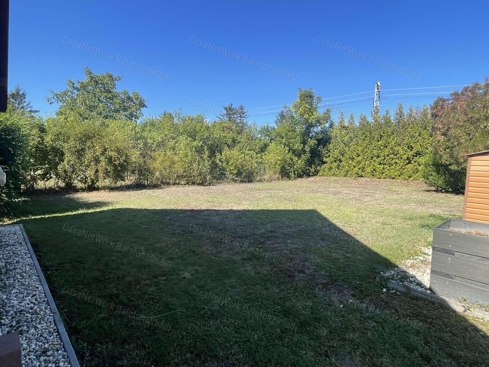 144 m²-es ikerház 600 méterre a szabadstrandtól