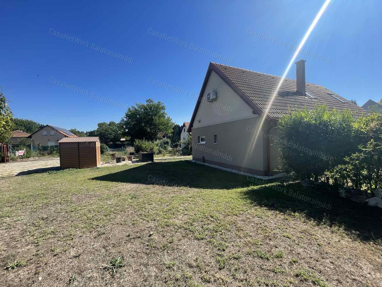 144 m²-es ikerház 600 méterre a szabadstrandtól