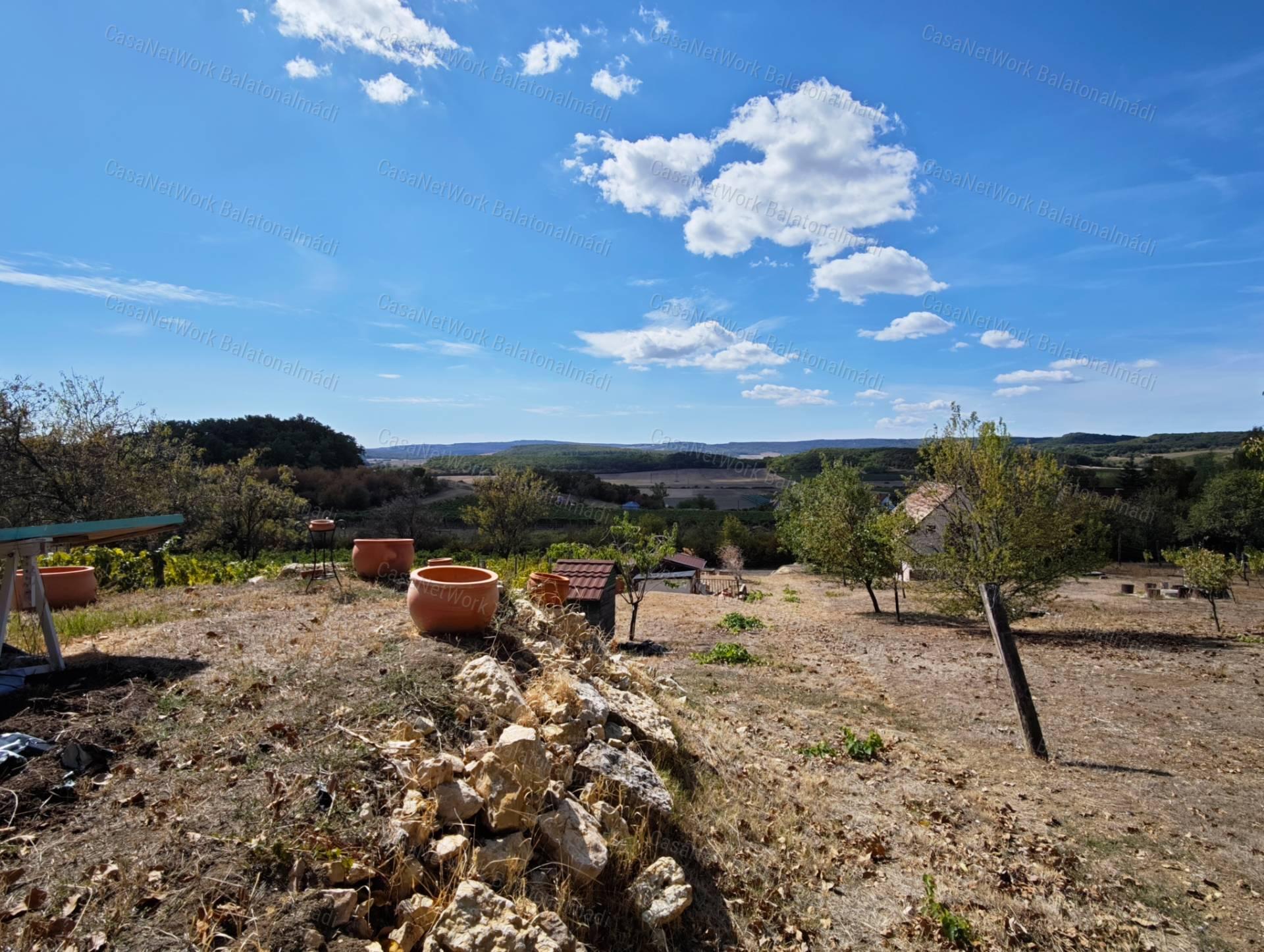 Mediterrán hangulatú tájpanorámás zártkert fele eladó Balatonszőlősön