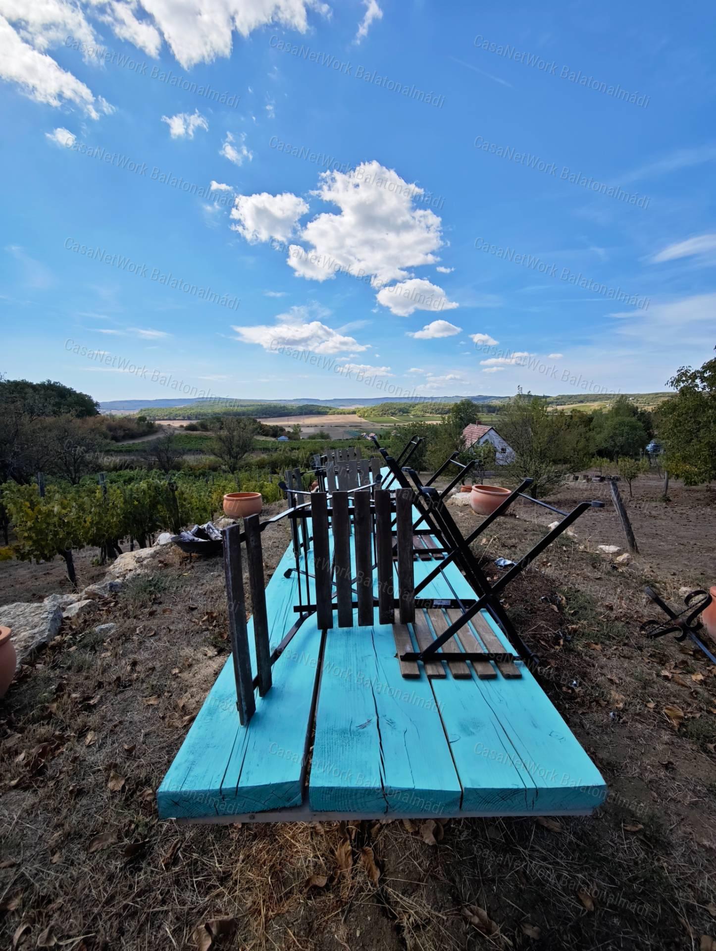 Mediterrán hangulatú tájpanorámás zártkert fele eladó Balatonszőlősön