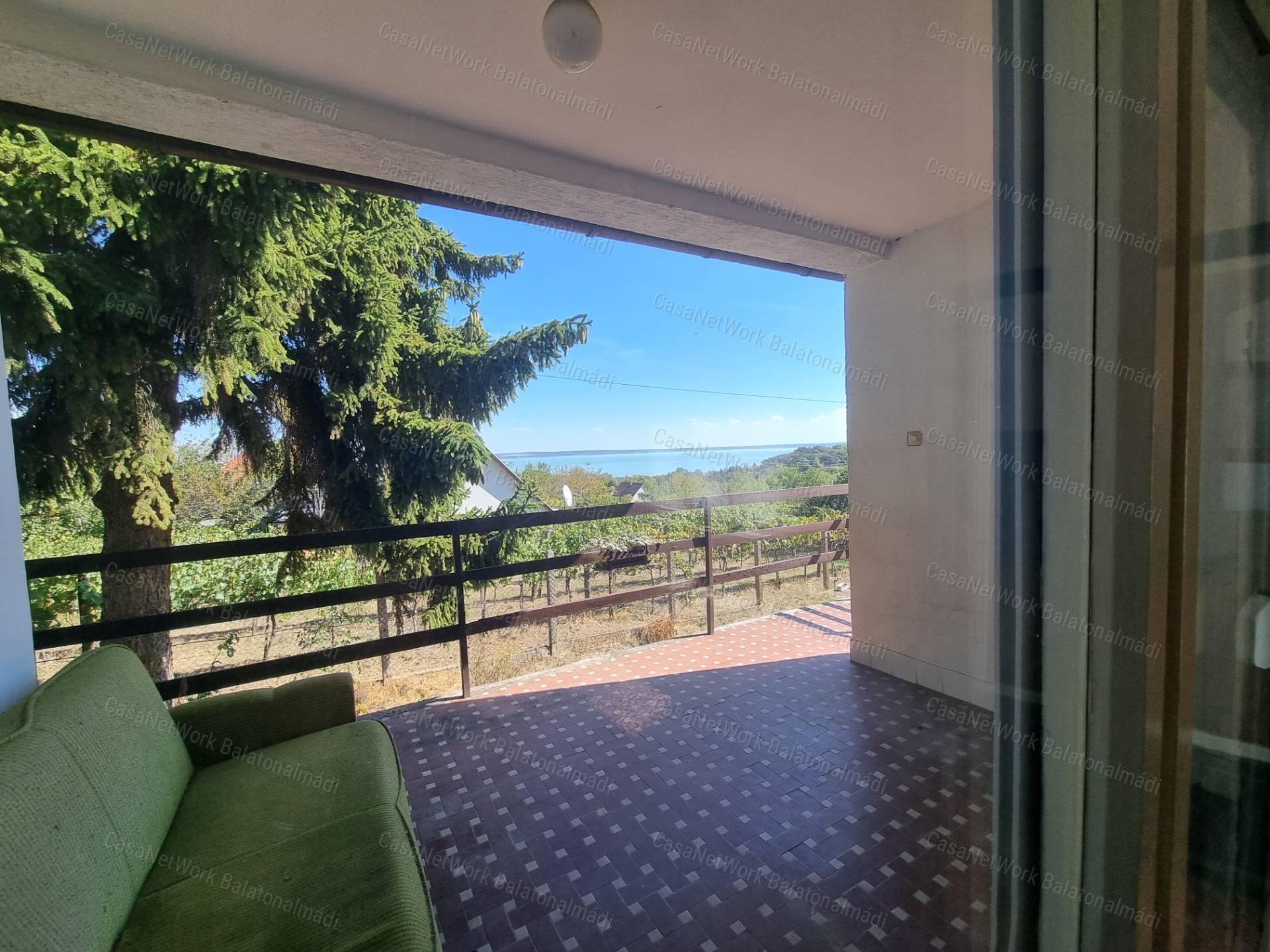 Eladó családi ház balatoni panorámával Balatonalmádiban!