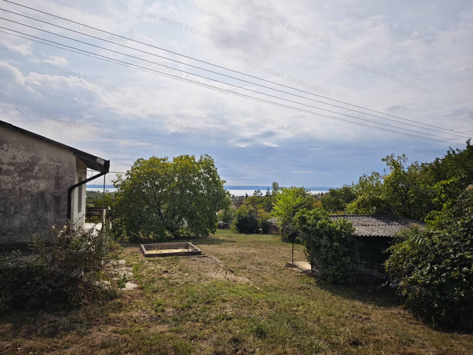 Építhető balatoni panorámás birtok eladó Lovason