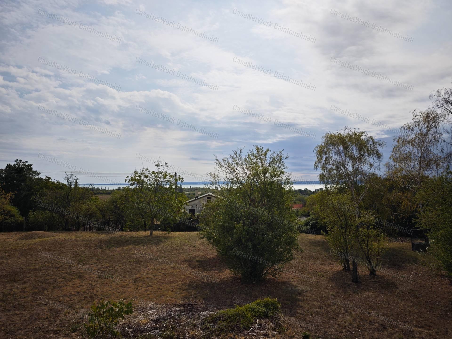Építhető balatoni panorámás birtok eladó Lovason