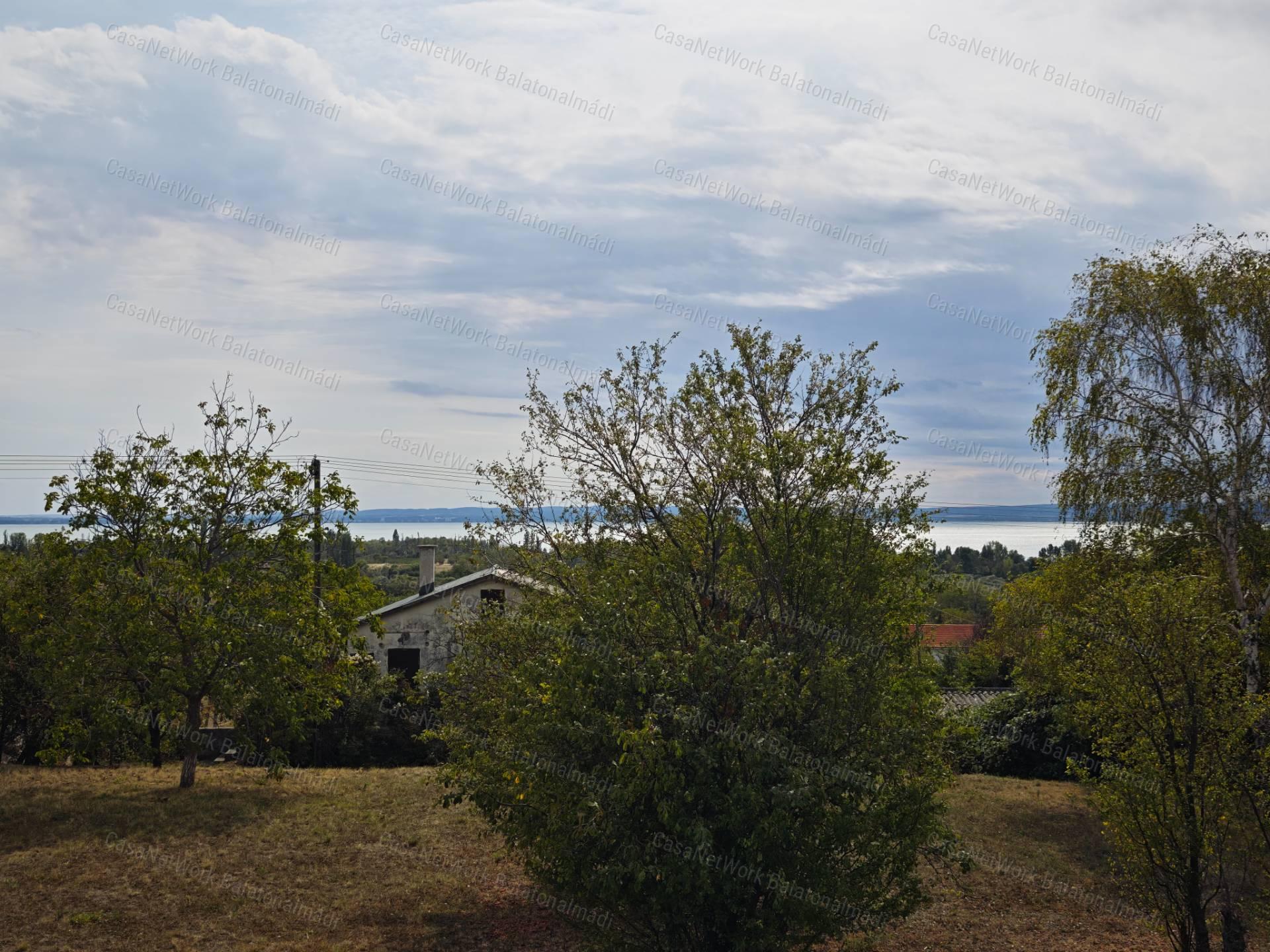 Építhető balatoni panorámás birtok eladó Lovason