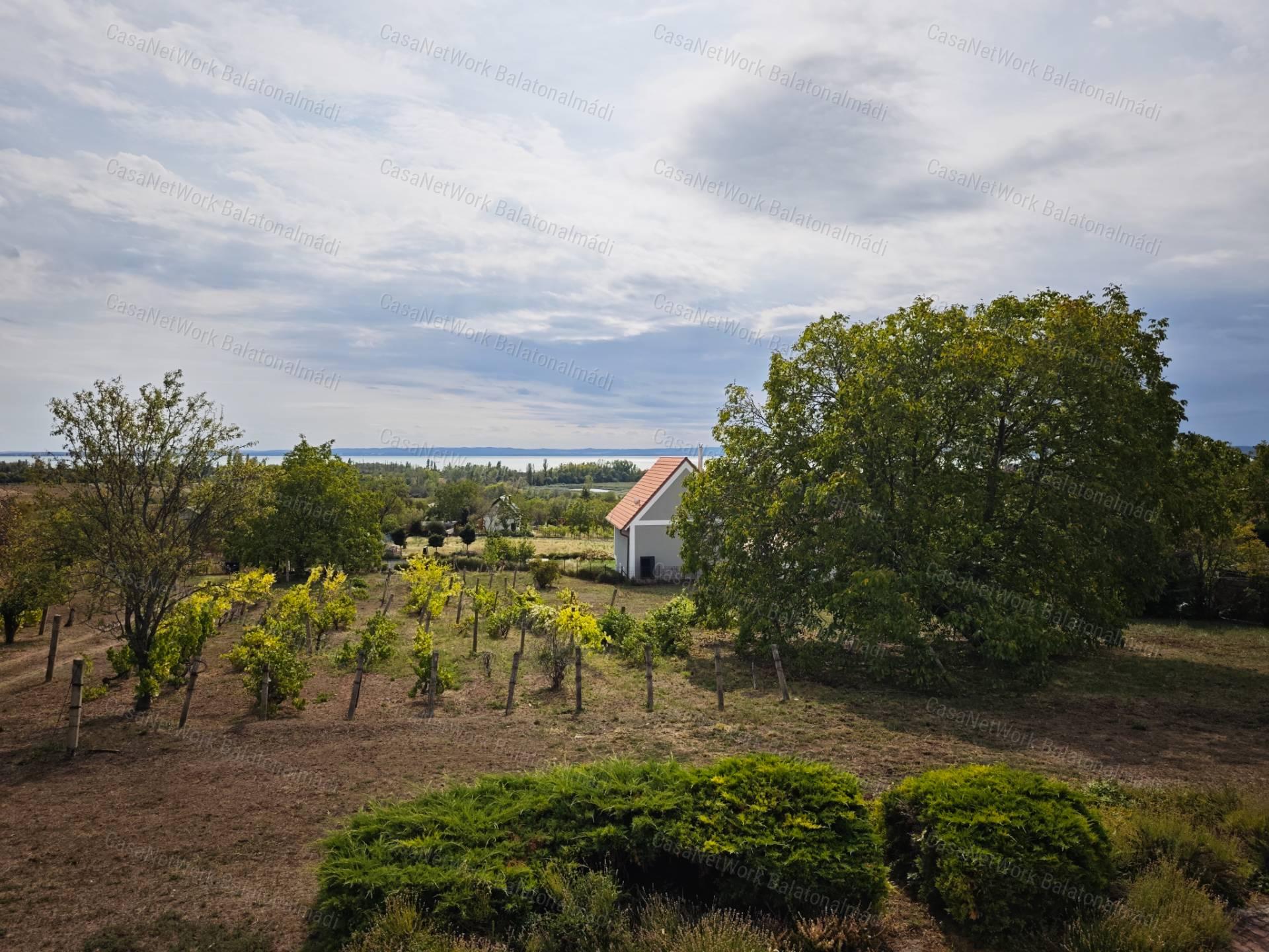 Építhető balatoni panorámás birtok eladó Lovason