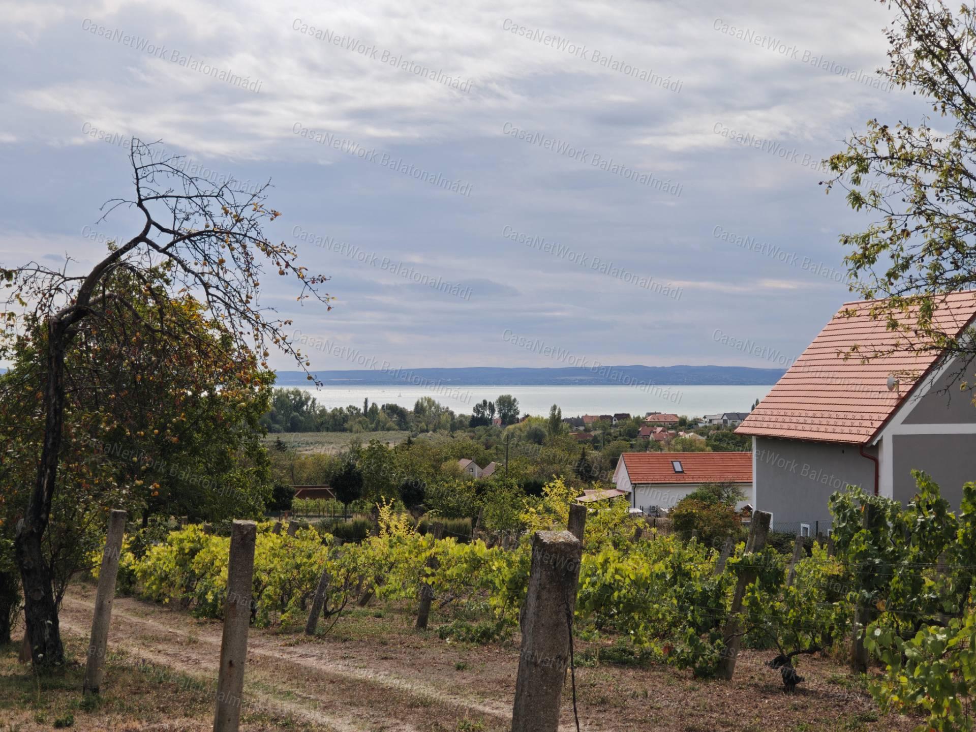 Építhető balatoni panorámás birtok eladó Lovason
