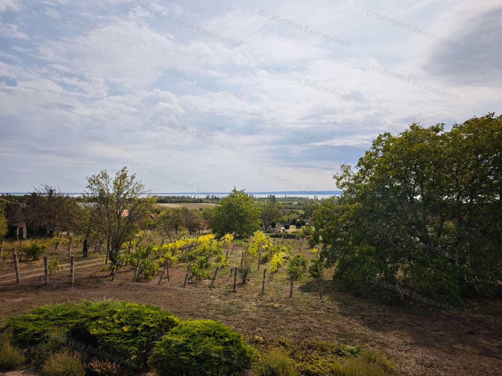 Építhető balatoni panorámás birtok eladó Lovason
