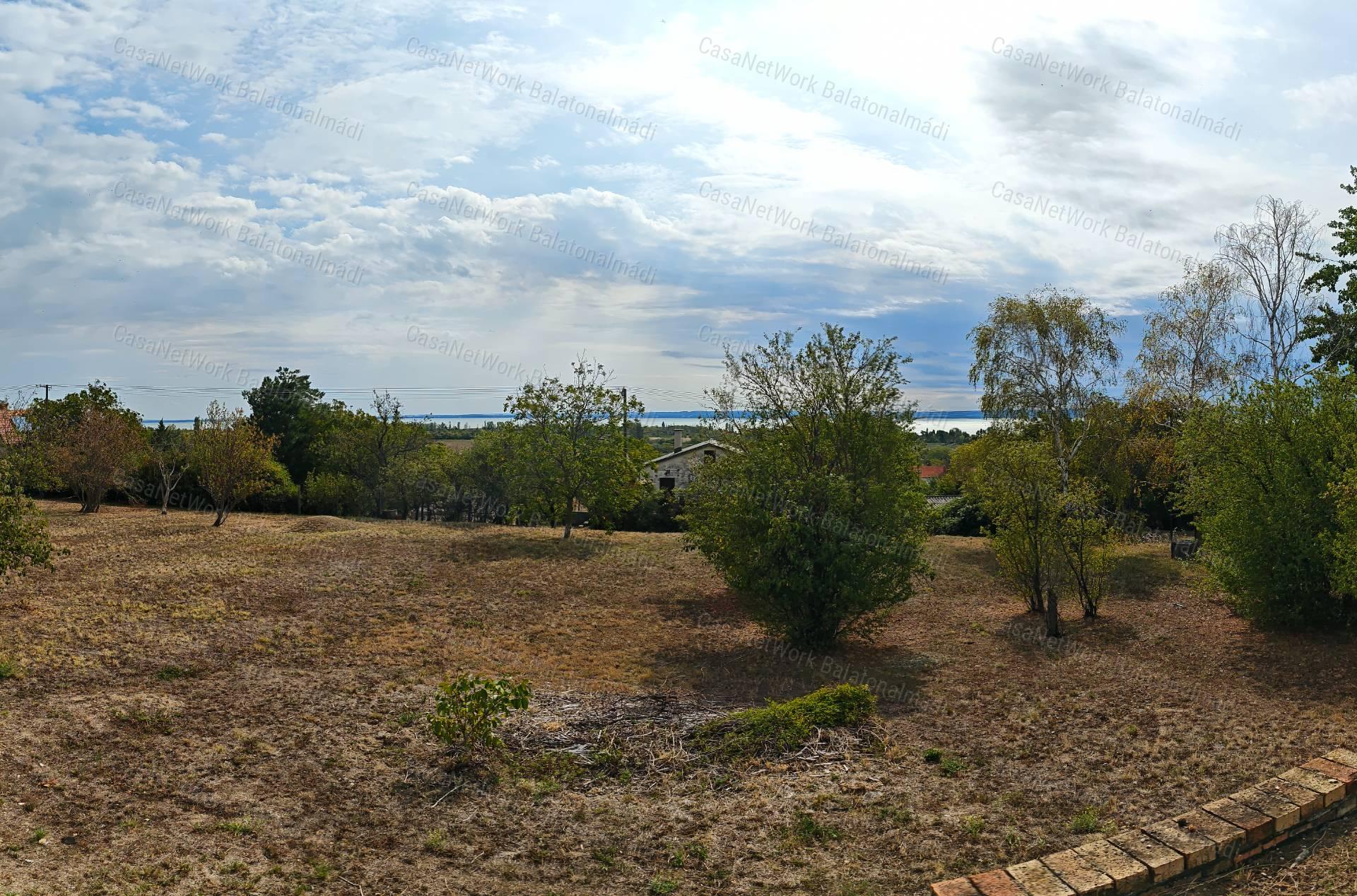 Építhető balatoni panorámás birtok eladó Lovason