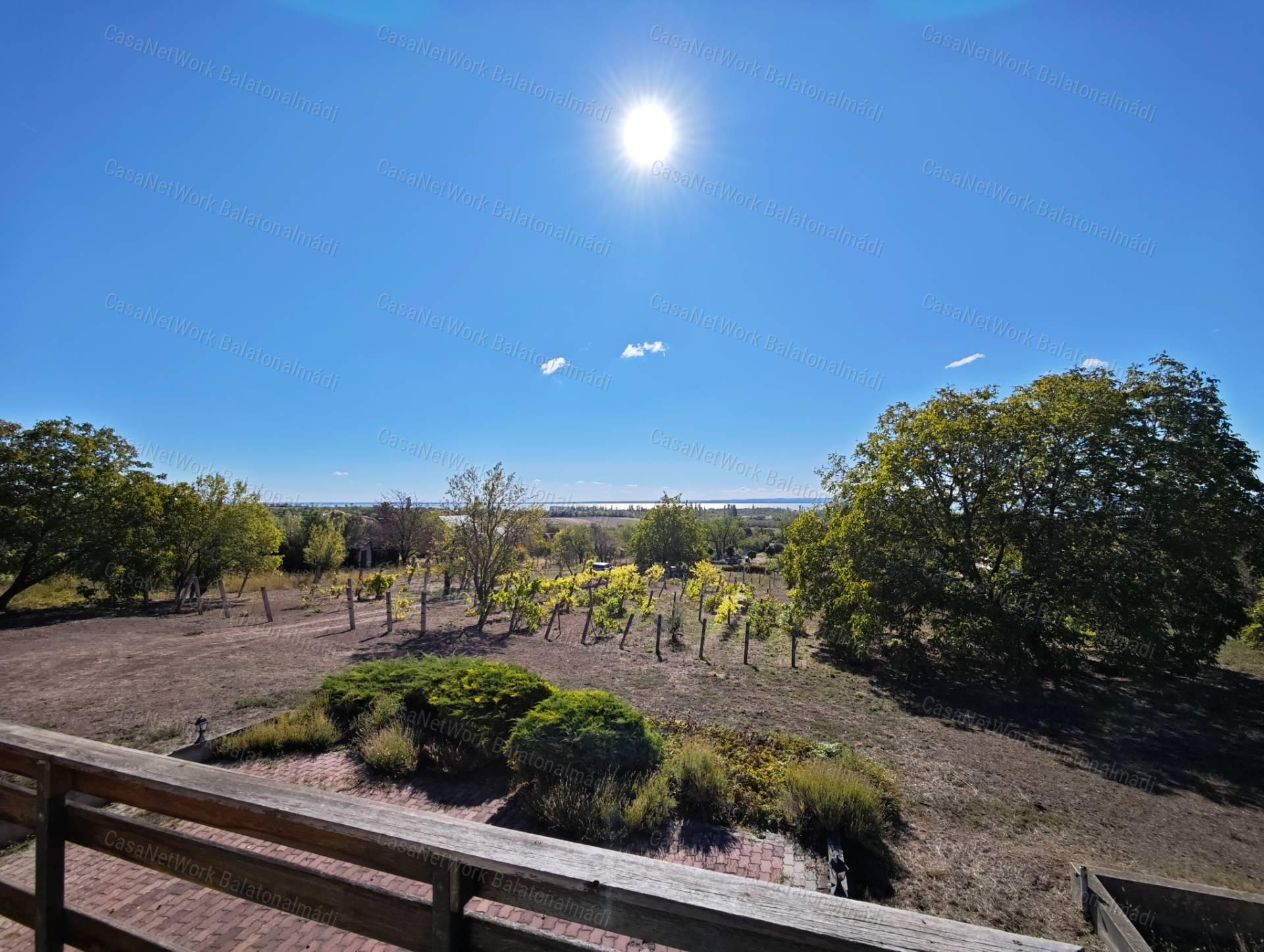 Építhető balatoni panorámás birtok eladó Lovason