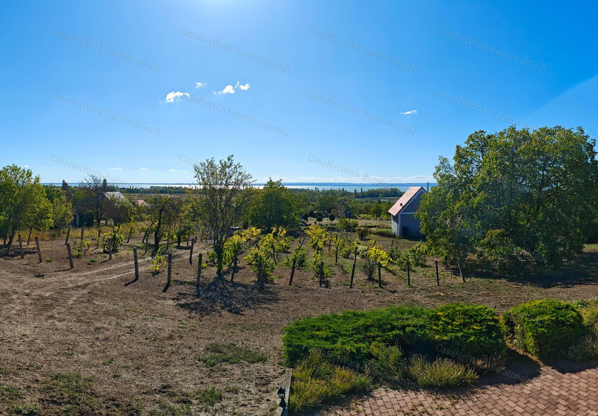 Építhető balatoni panorámás birtok eladó Lovason
