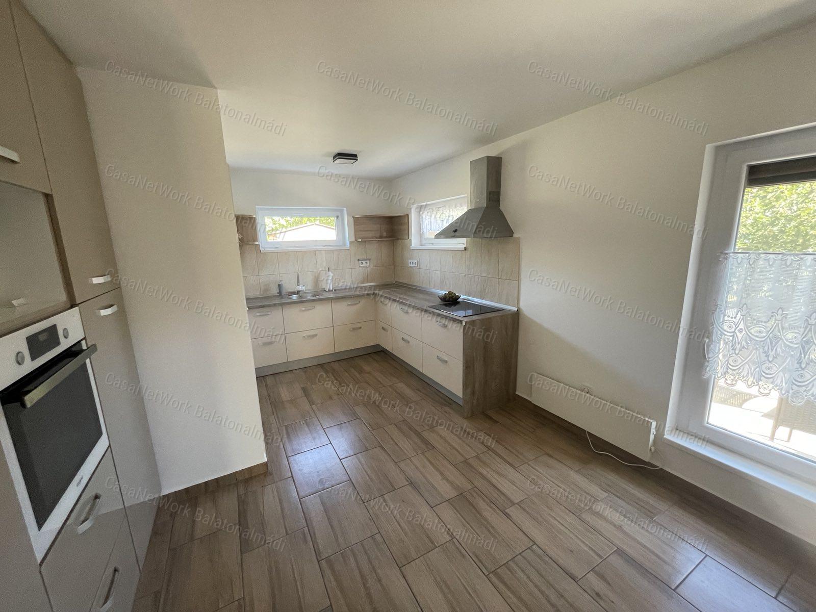 144 m²-es ikerház 600 méterre a szabadstrandtól