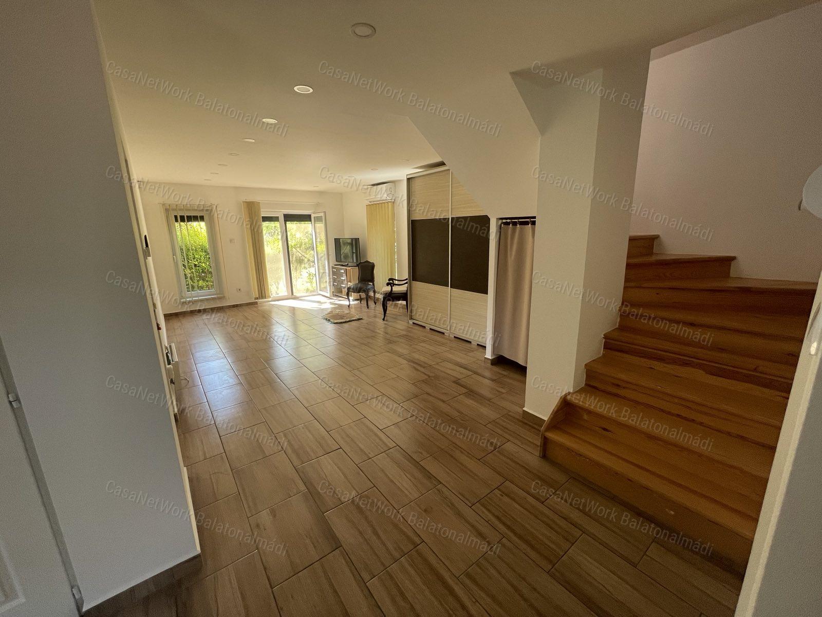 144 m²-es ikerház 600 méterre a szabadstrandtól