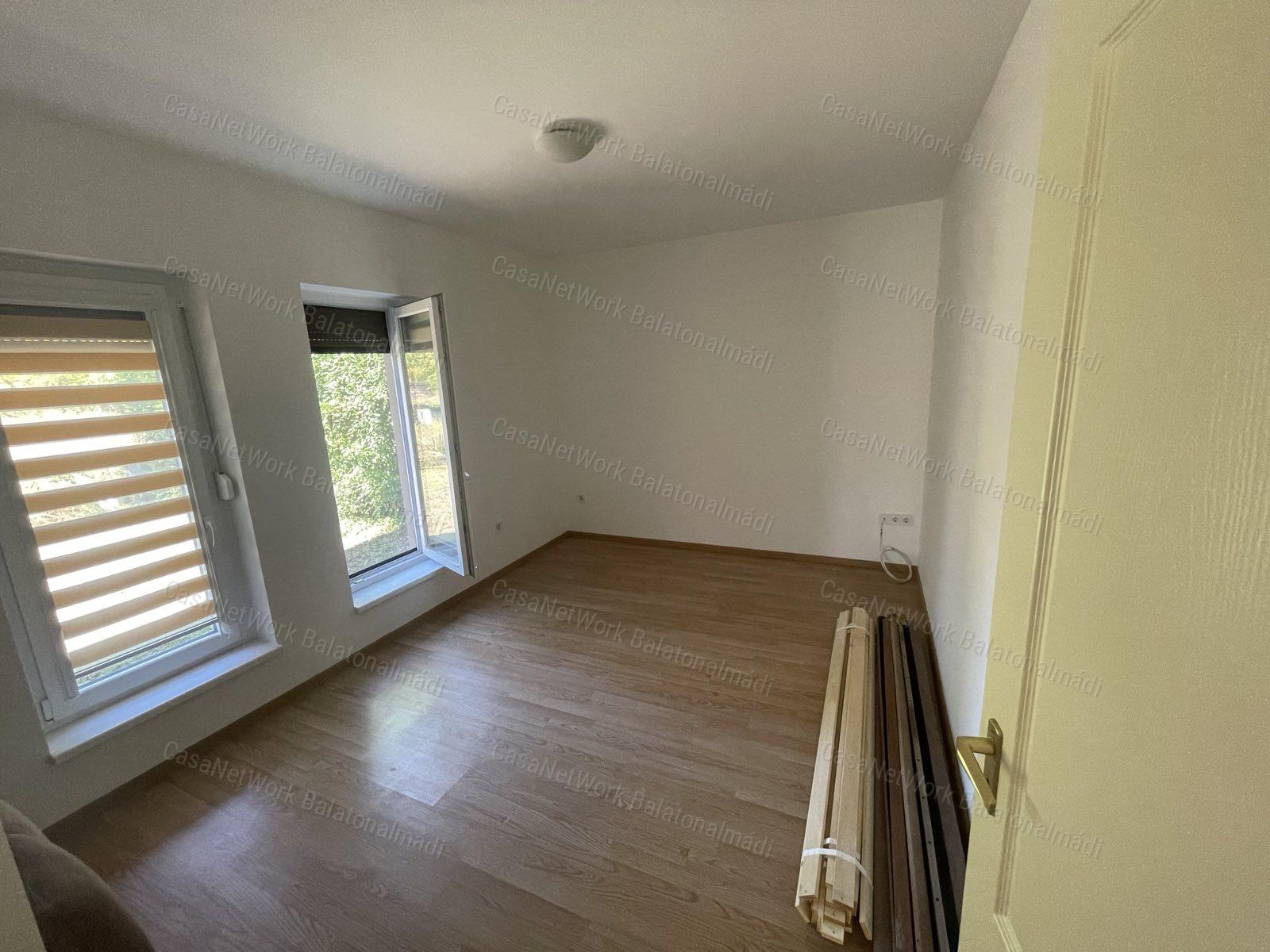 144 m²-es ikerház 600 méterre a szabadstrandtól