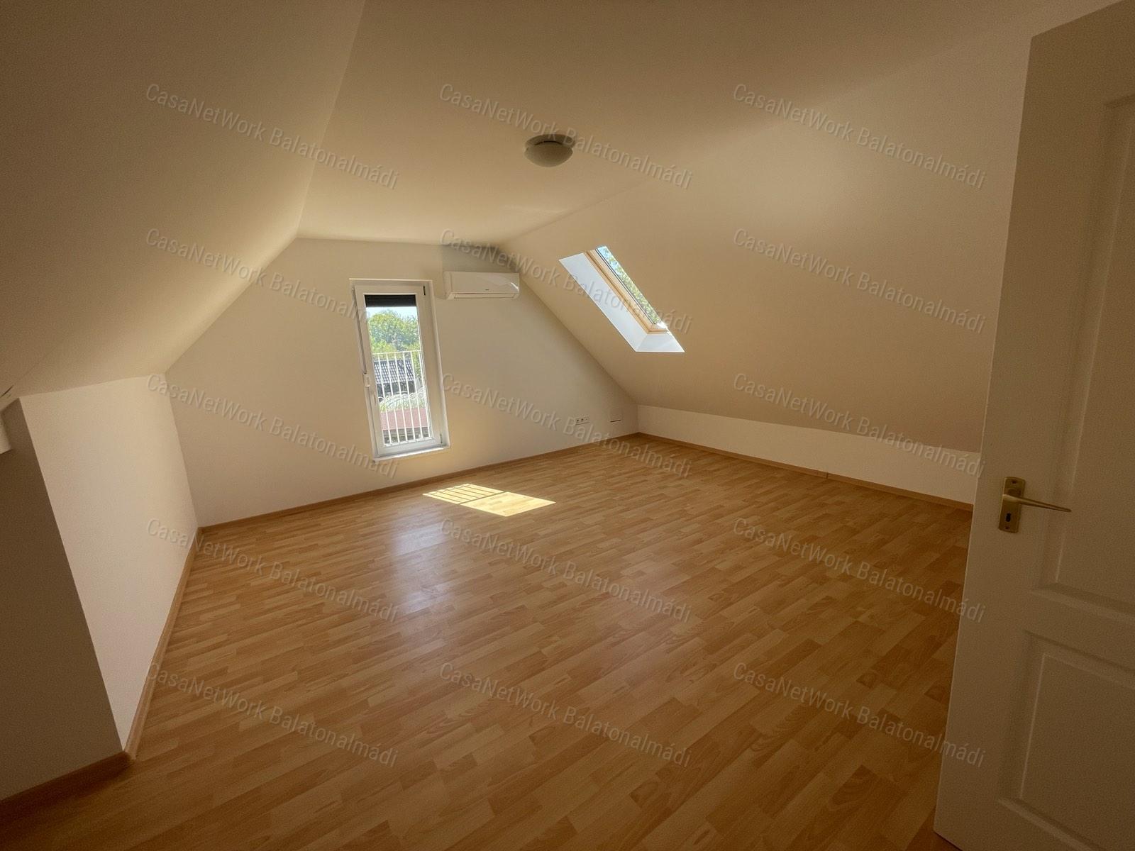 144 m²-es ikerház 600 méterre a szabadstrandtól