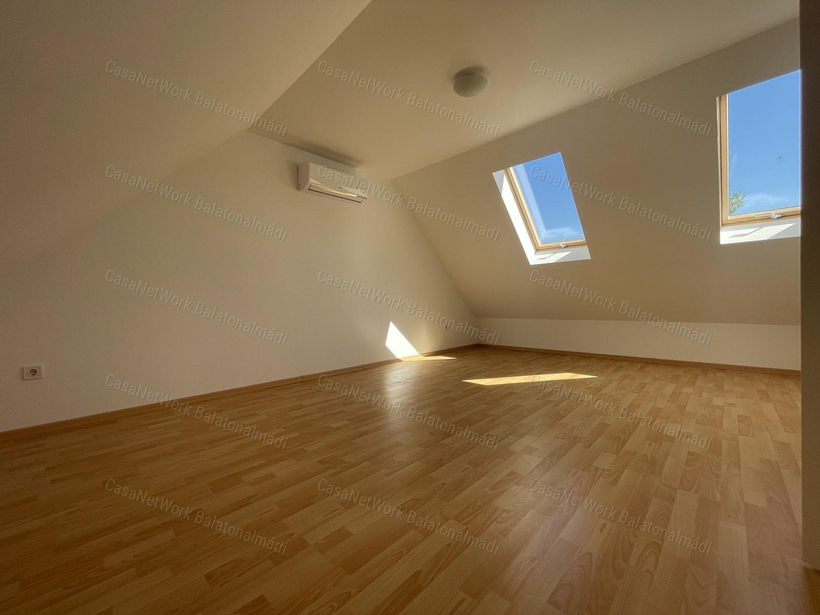 144 m²-es ikerház 600 méterre a szabadstrandtól