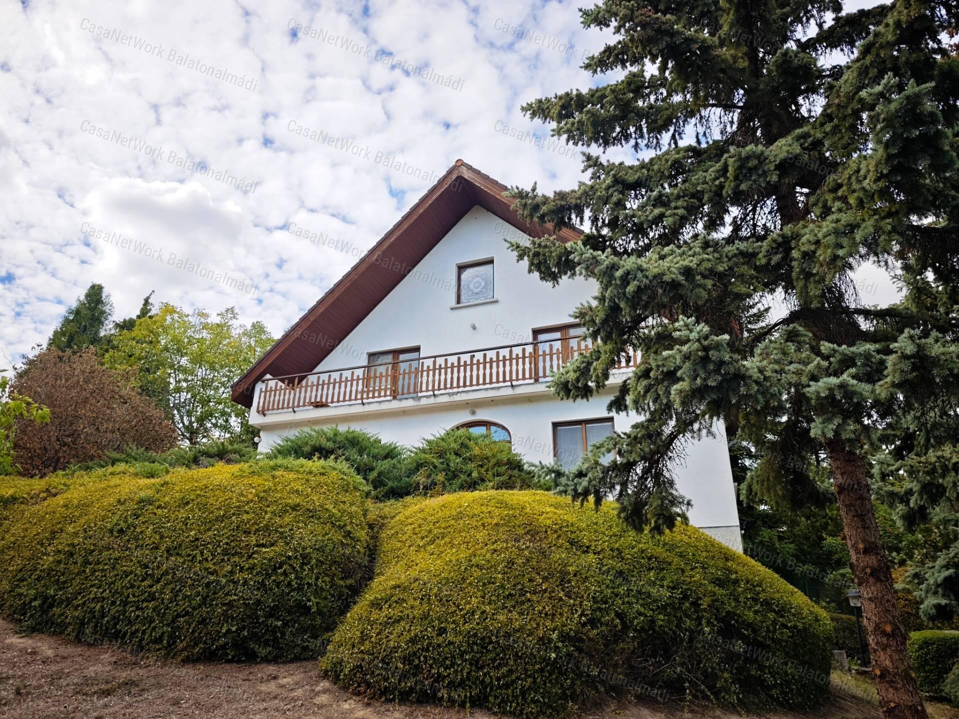 Felsőörsön tájpanorámás családi ház eladó