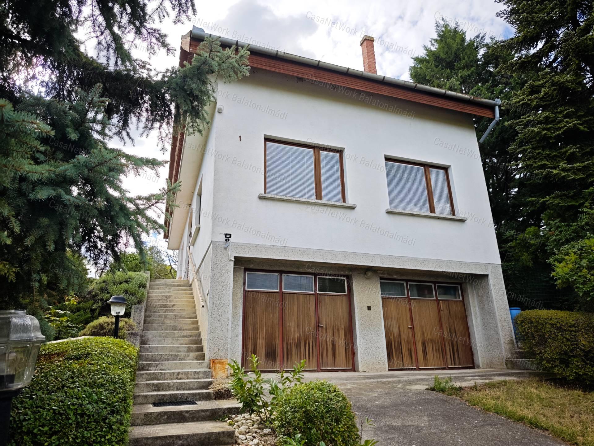 Felsőörsön tájpanorámás családi ház eladó