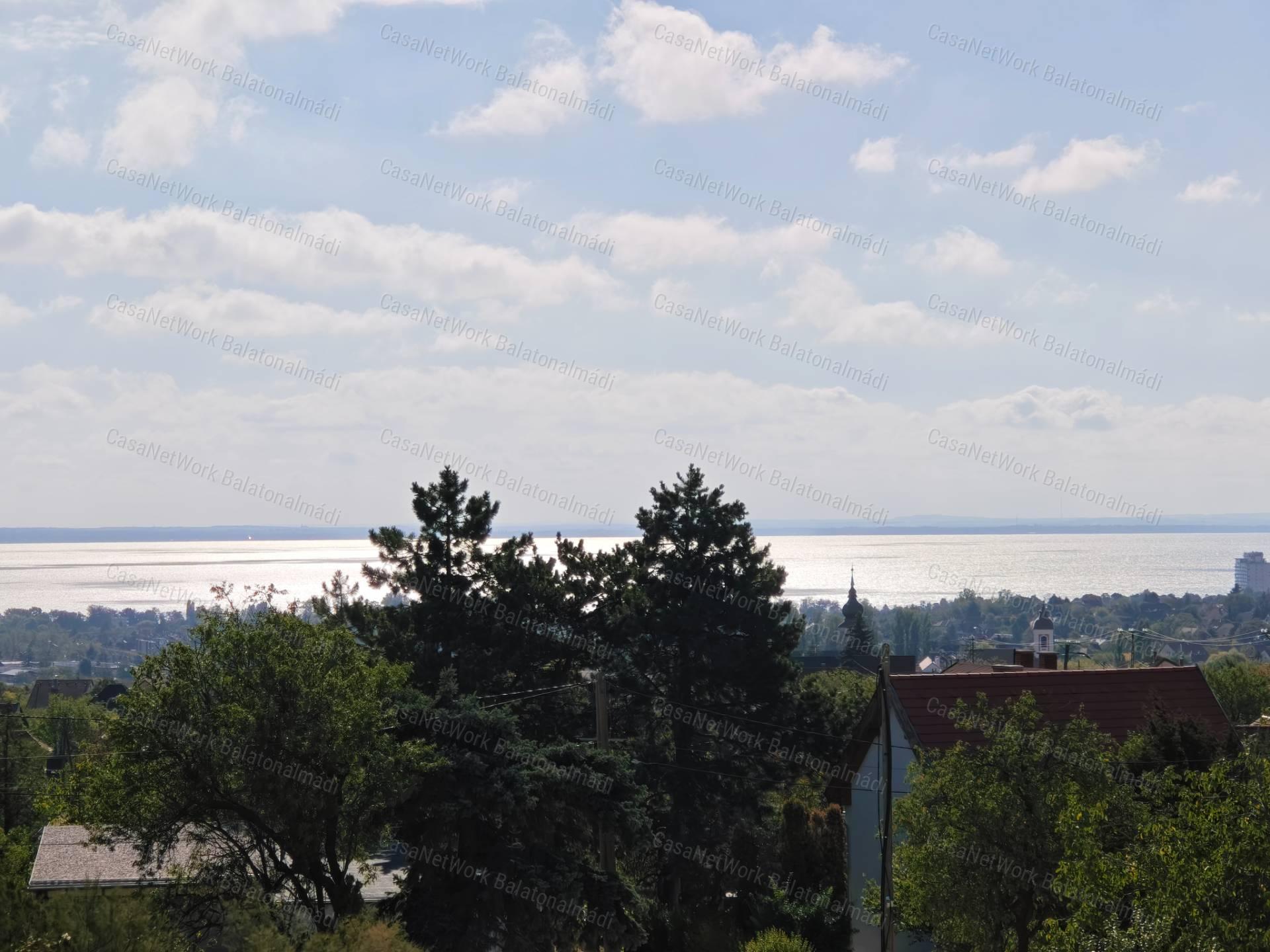 Balatoni panorámás újépítésű lakás eladó Balatonalmádiban