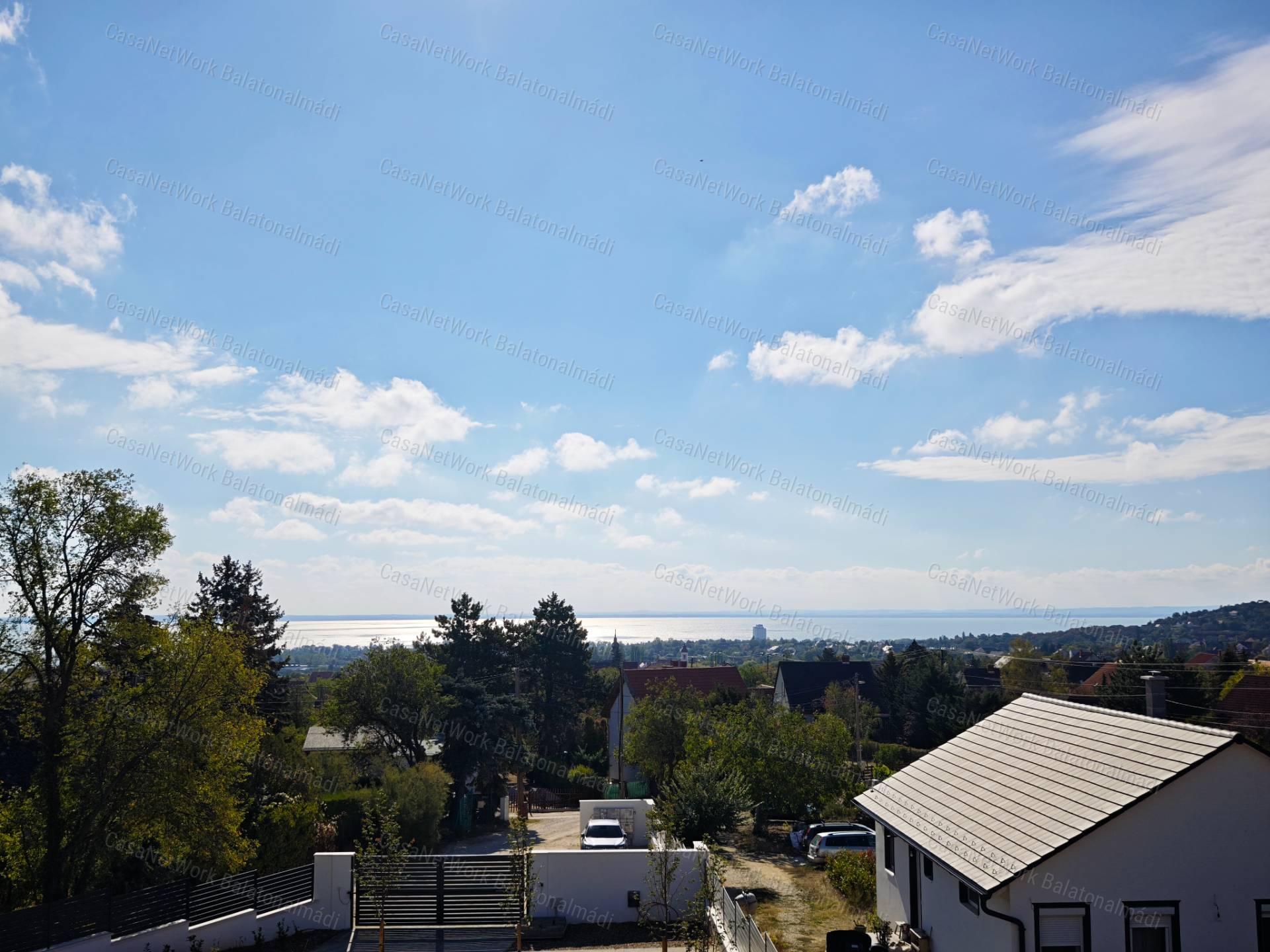 Balatoni panorámás újépítésű lakás eladó Balatonalmádiban