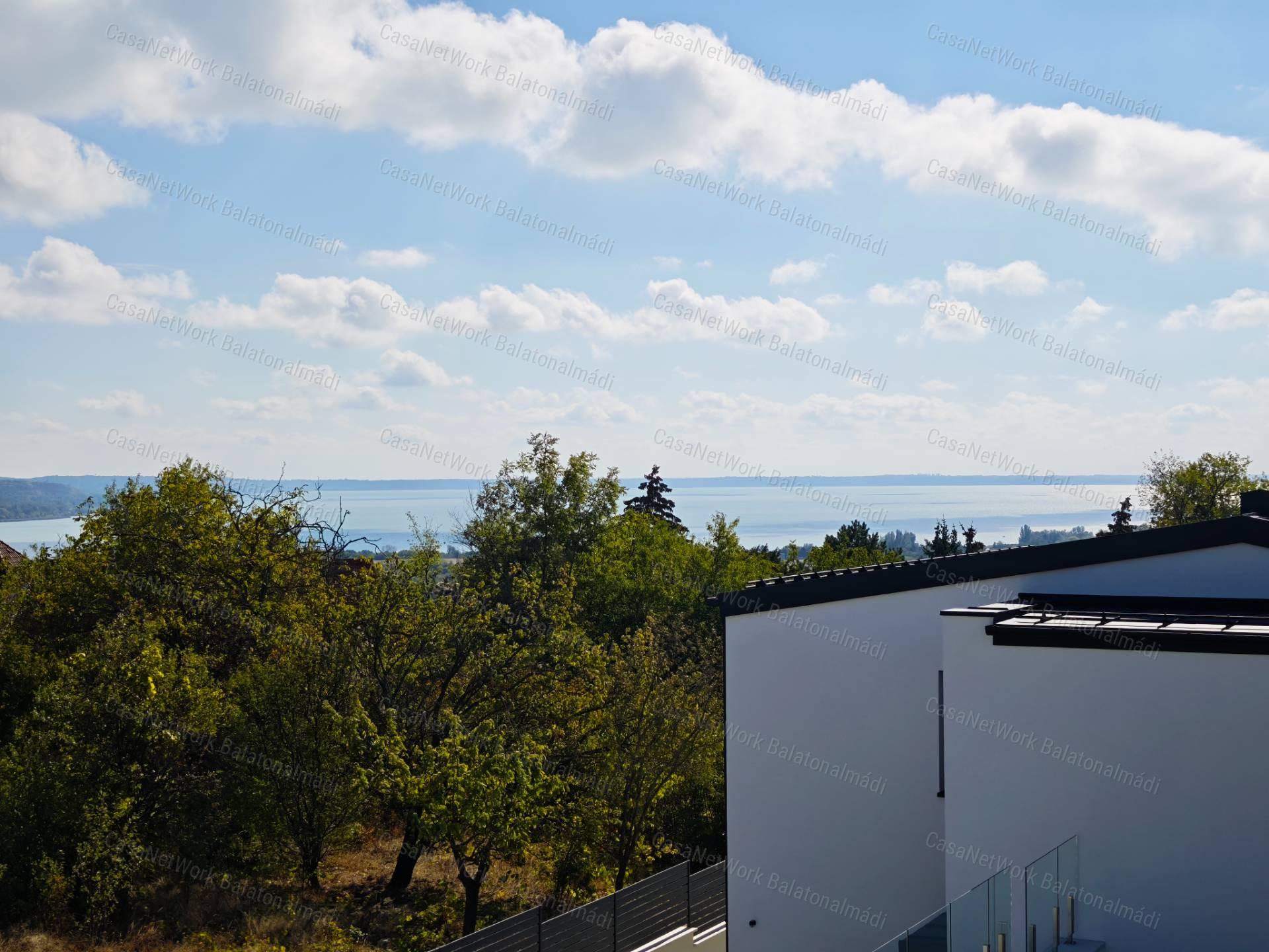 Balatoni panorámás újépítésű lakás eladó Balatonalmádiban
